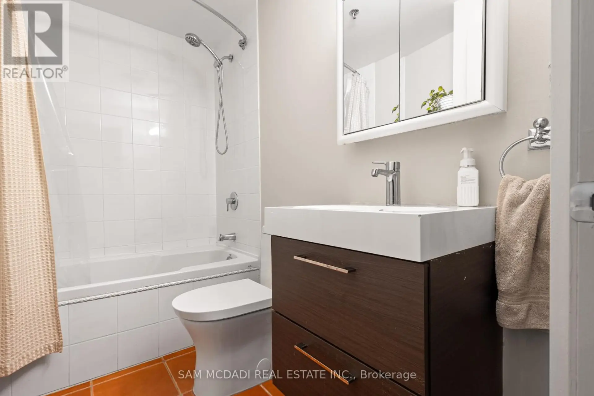 #204 183 DOVERCOURT ROAD - Image 3