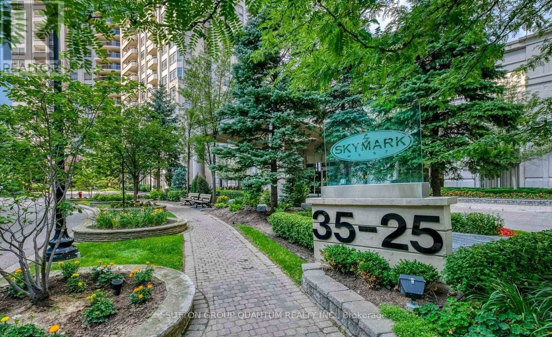 #1123 25 KINGSBRIDGE GARDEN CIRCLE - Image 2
