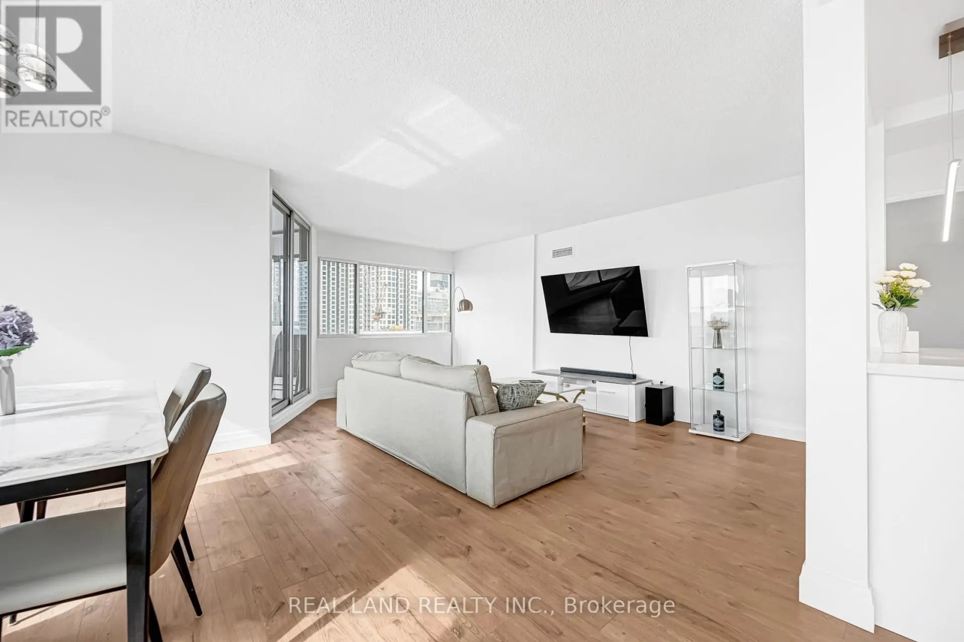 #1901 50 ELM DRIVE E - Image 9