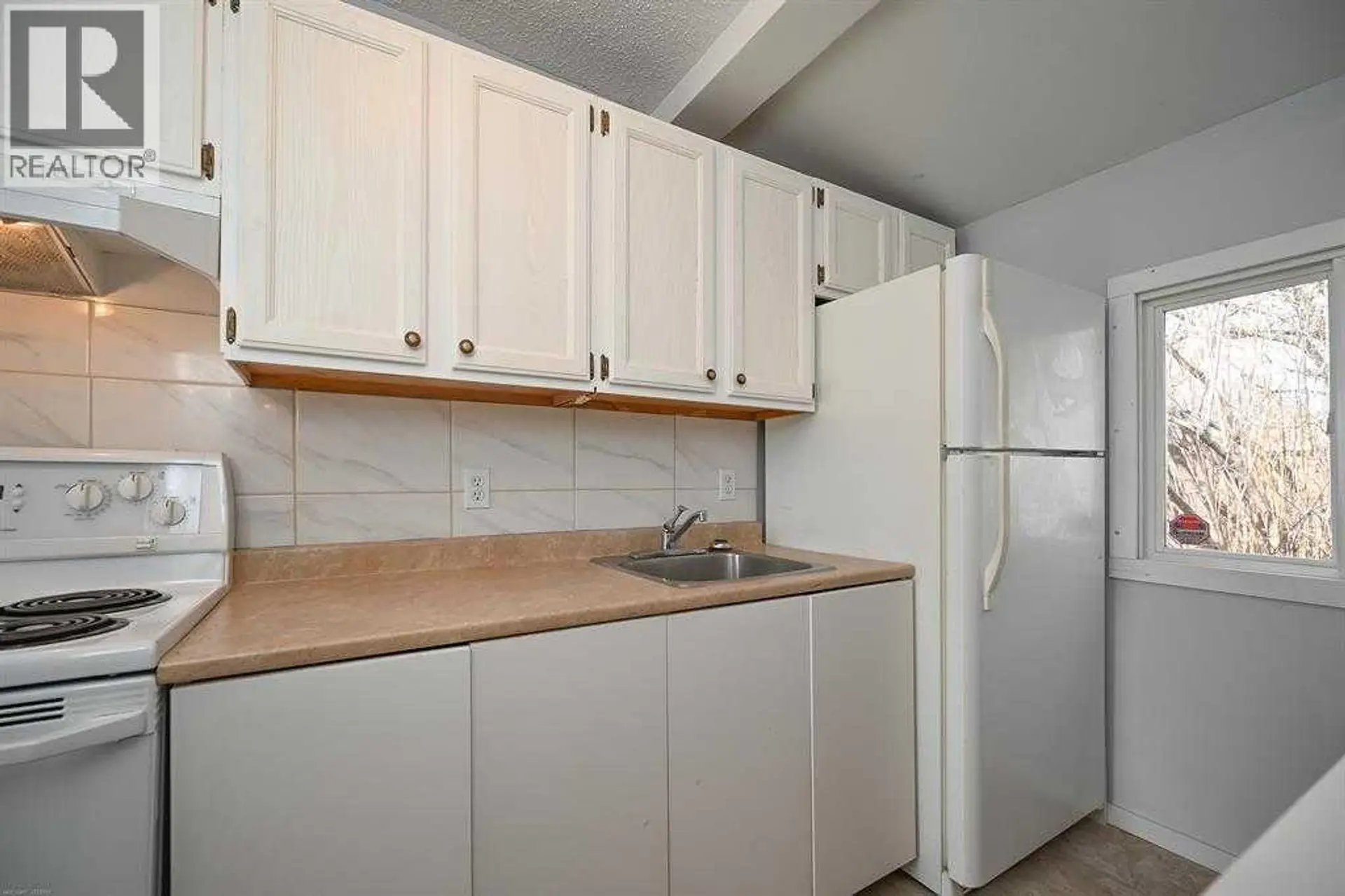 1024 18 AVENUE SE - Image 8