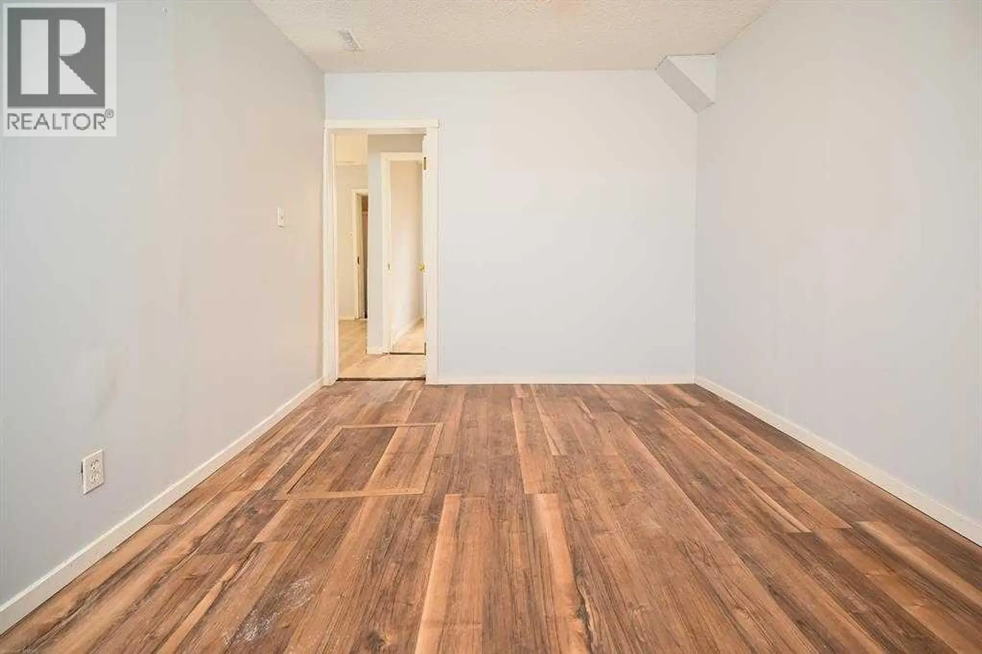 1024 18 AVENUE SE - Image 16