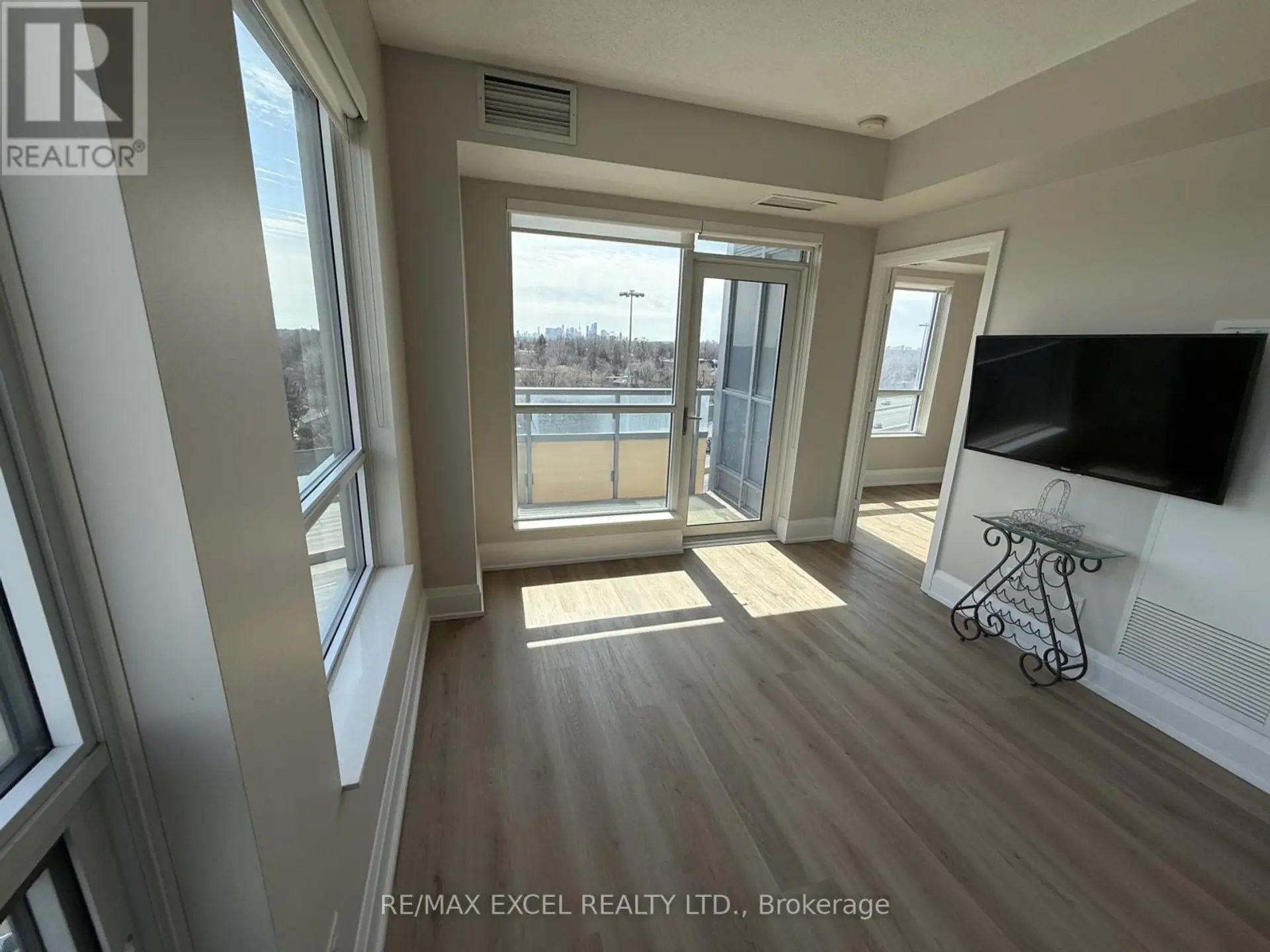 #906 120 HARRISON GARDEN BOULEVARD - Image 5