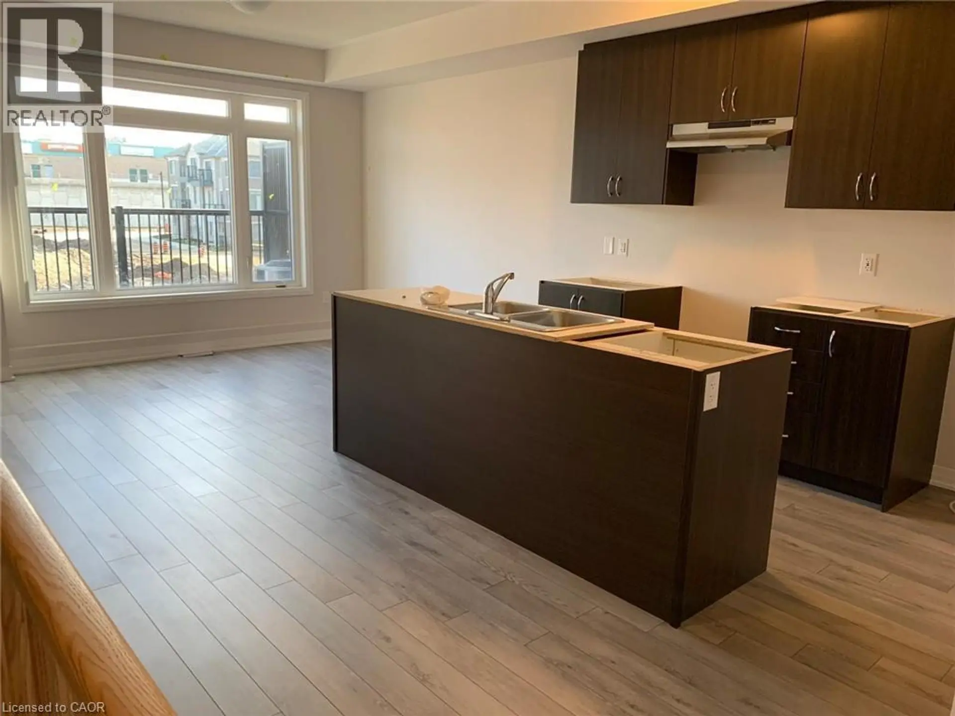 #109 585 COLBORNE STREET E - Image 3