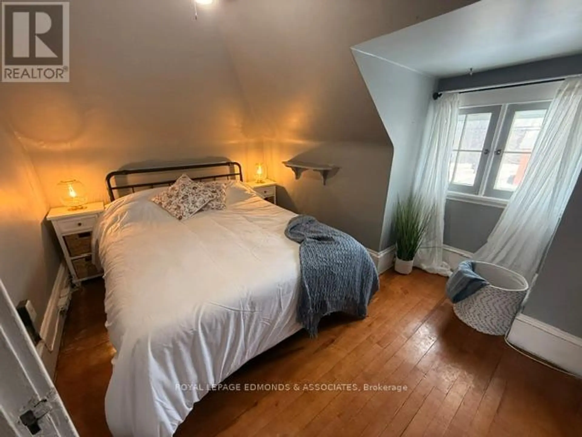 1028 PEMBROKE STREET E - Image 10