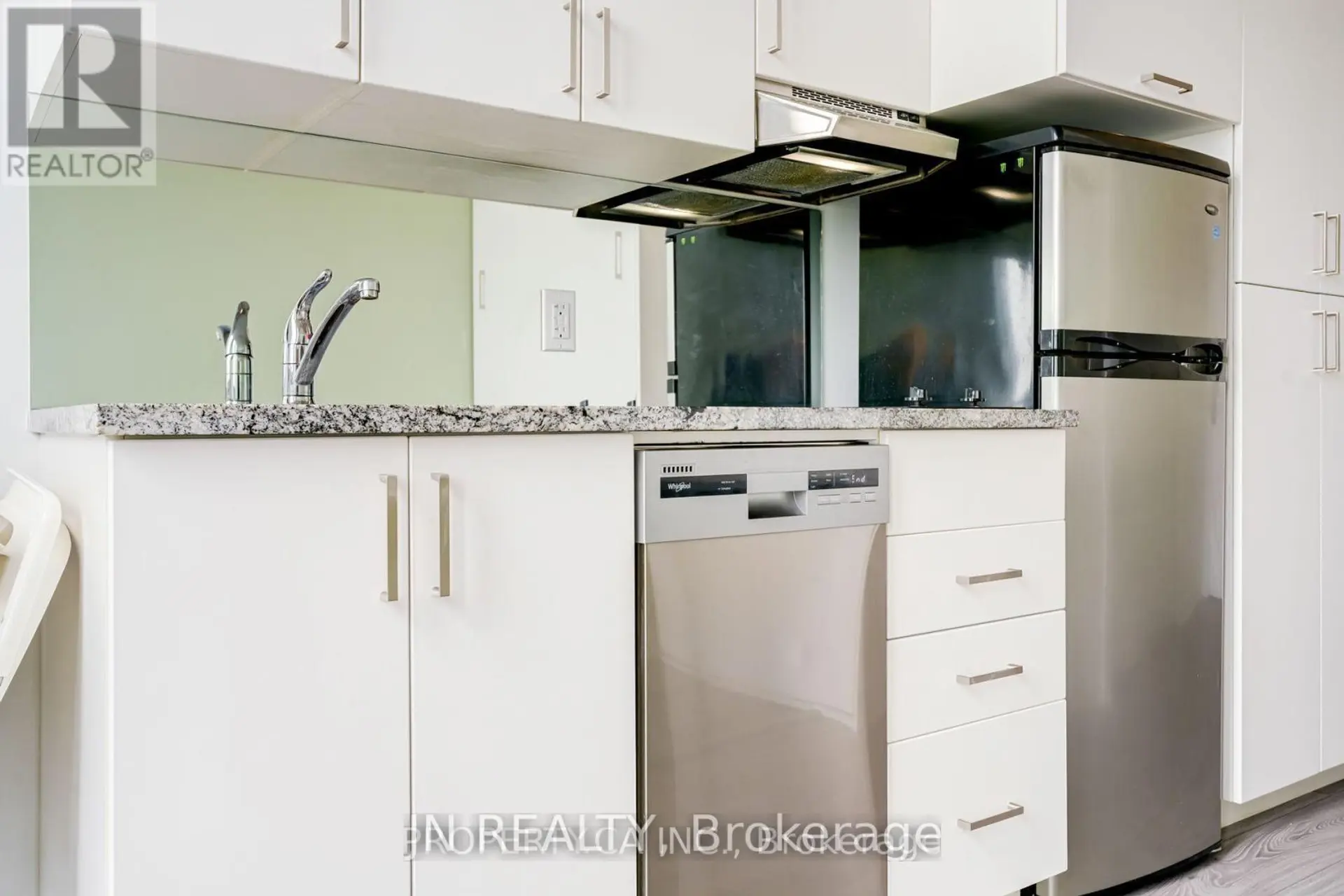#642 1900 SIMCOE ST STREET N - Image 11