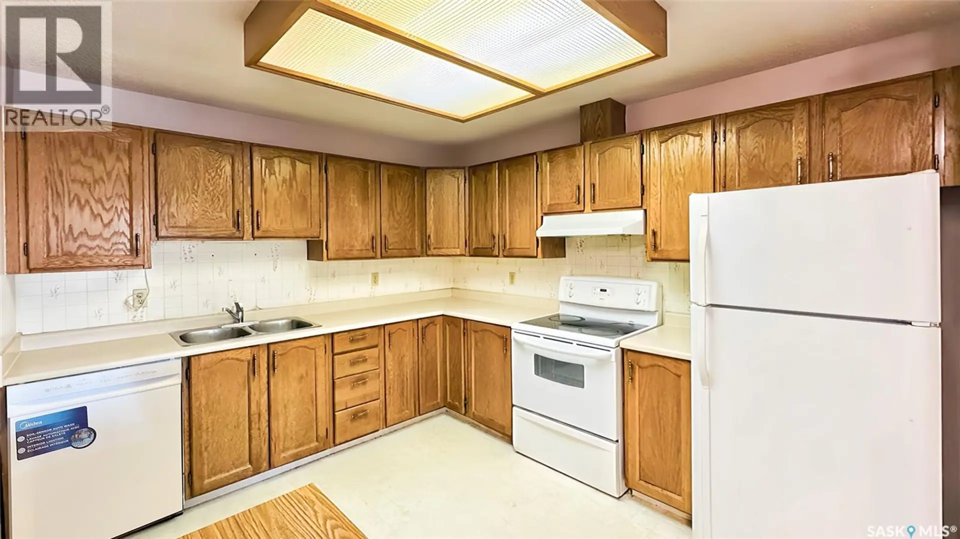 #301 918 ARGYLE AVENUE - Image 3