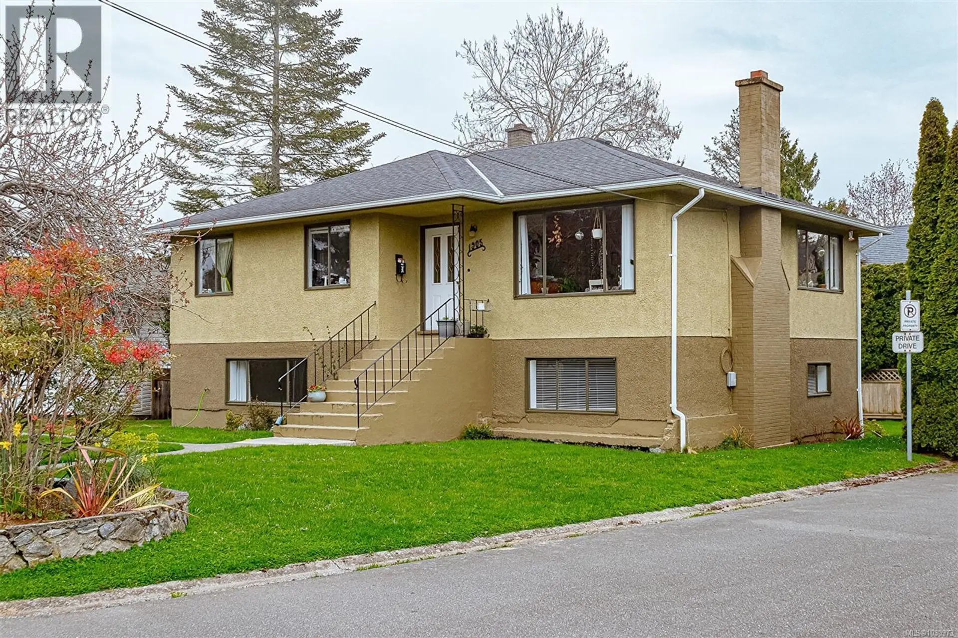 Property at 1905 Richardson St, Victoria, BC