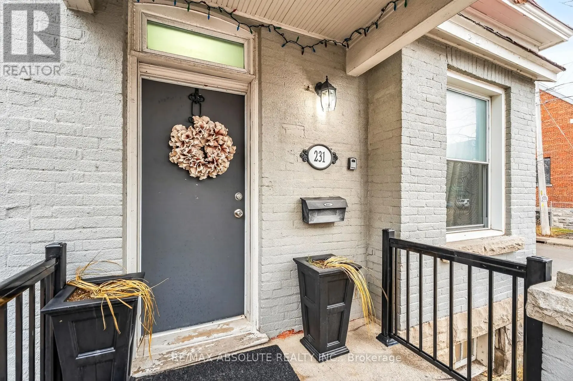 231 BELL STREET N - Image 2