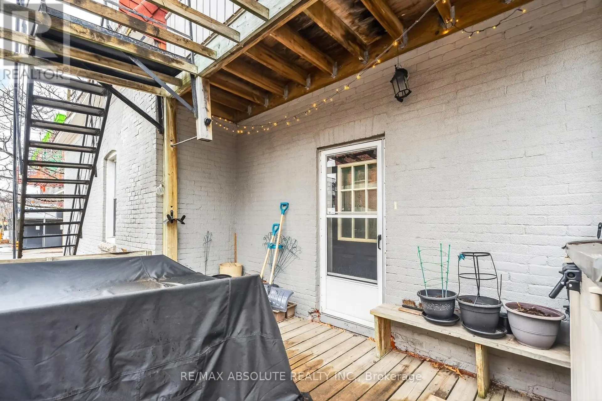 231 BELL STREET N - Image 9