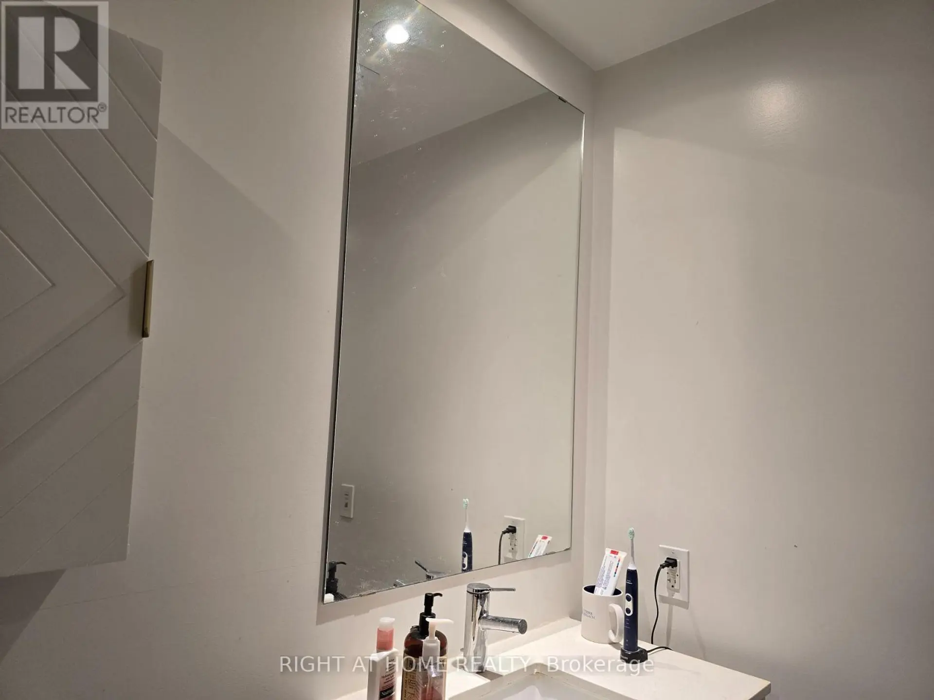 #914 50 POWER STREET - Image 8