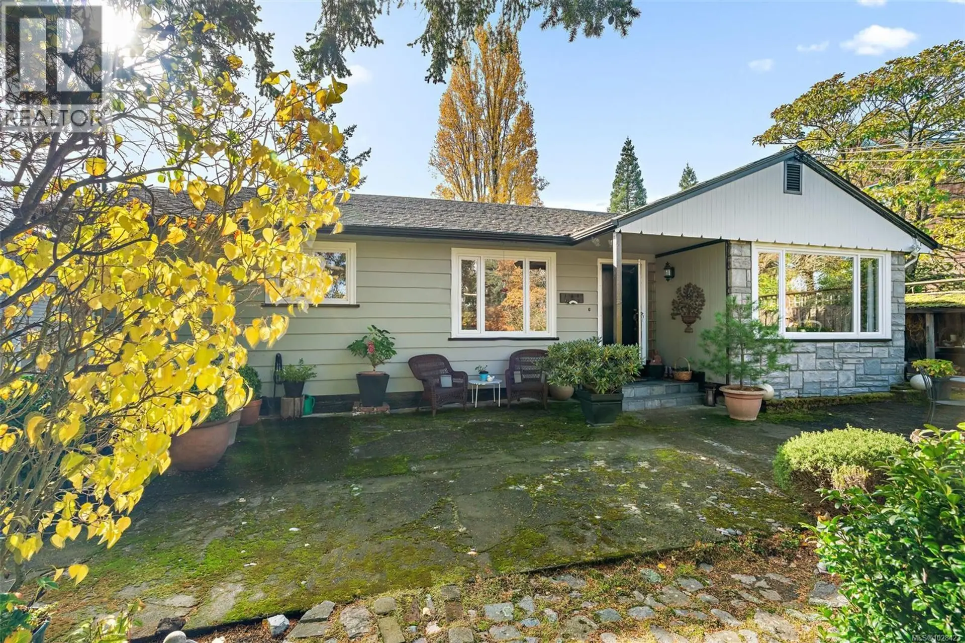 Property at 943 Selkirk Ave, Esquimalt, BC