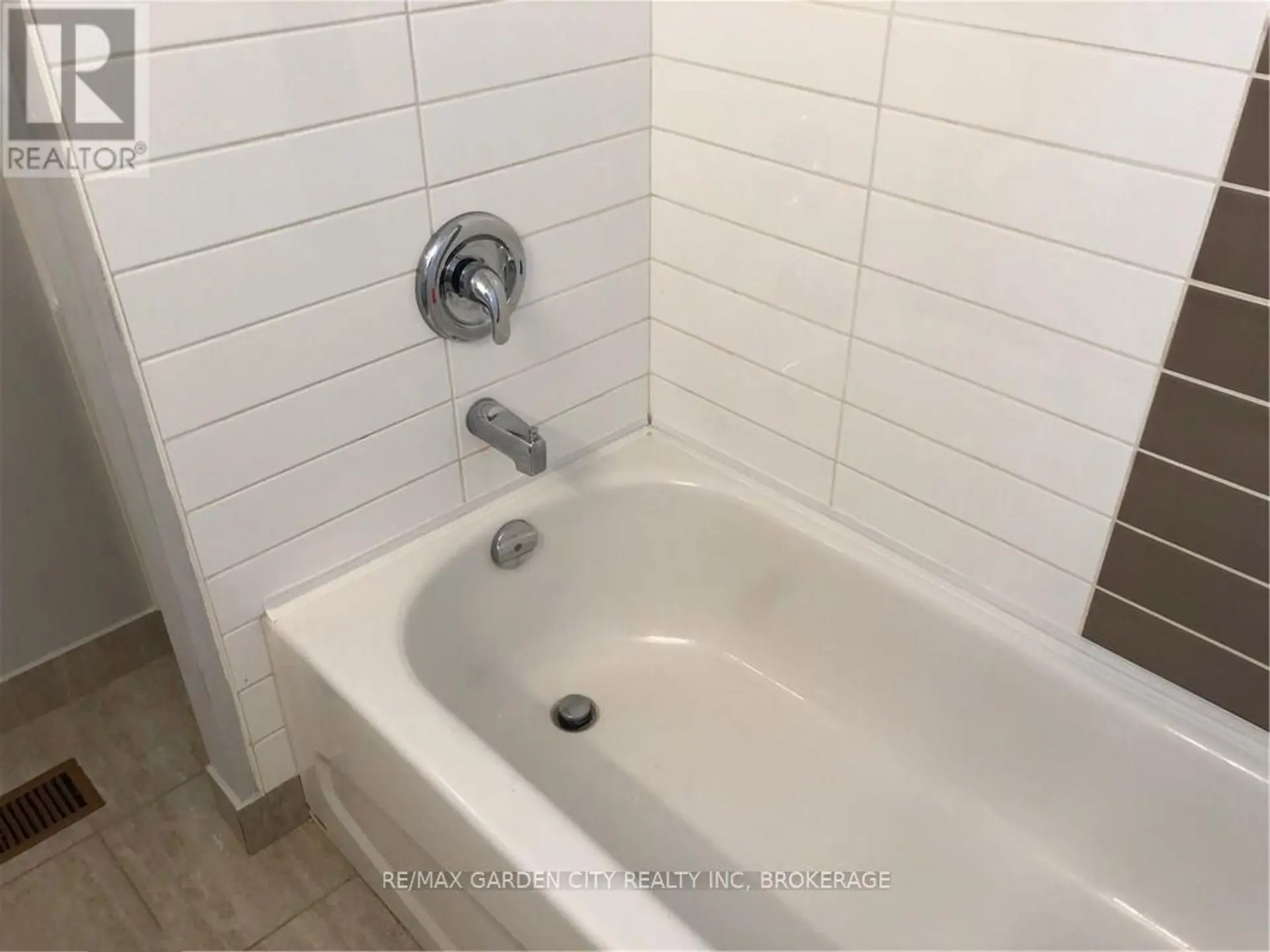 29 ST. HILDA'S COURT - Image 12