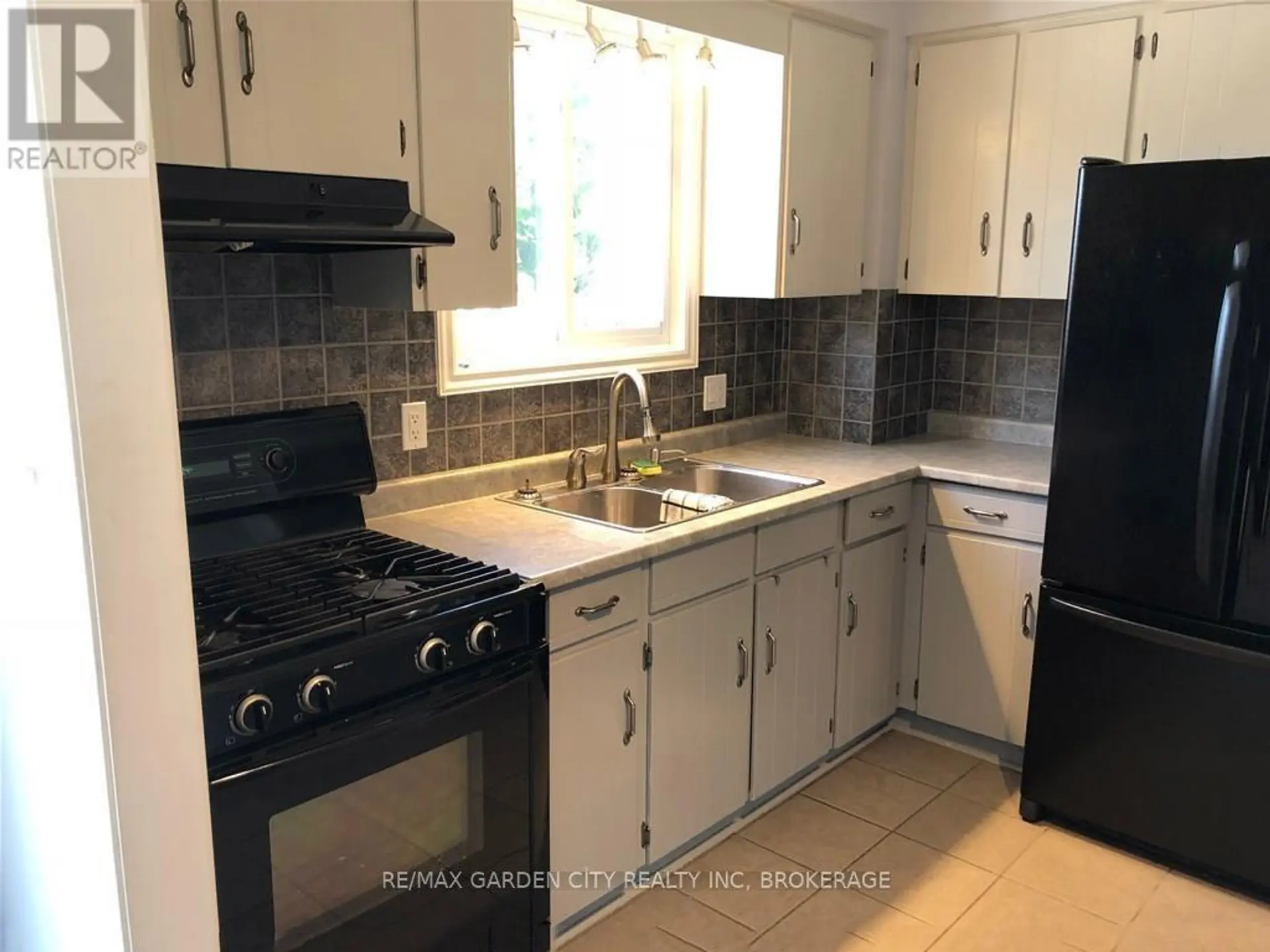 29 ST. HILDA'S COURT - Image 6