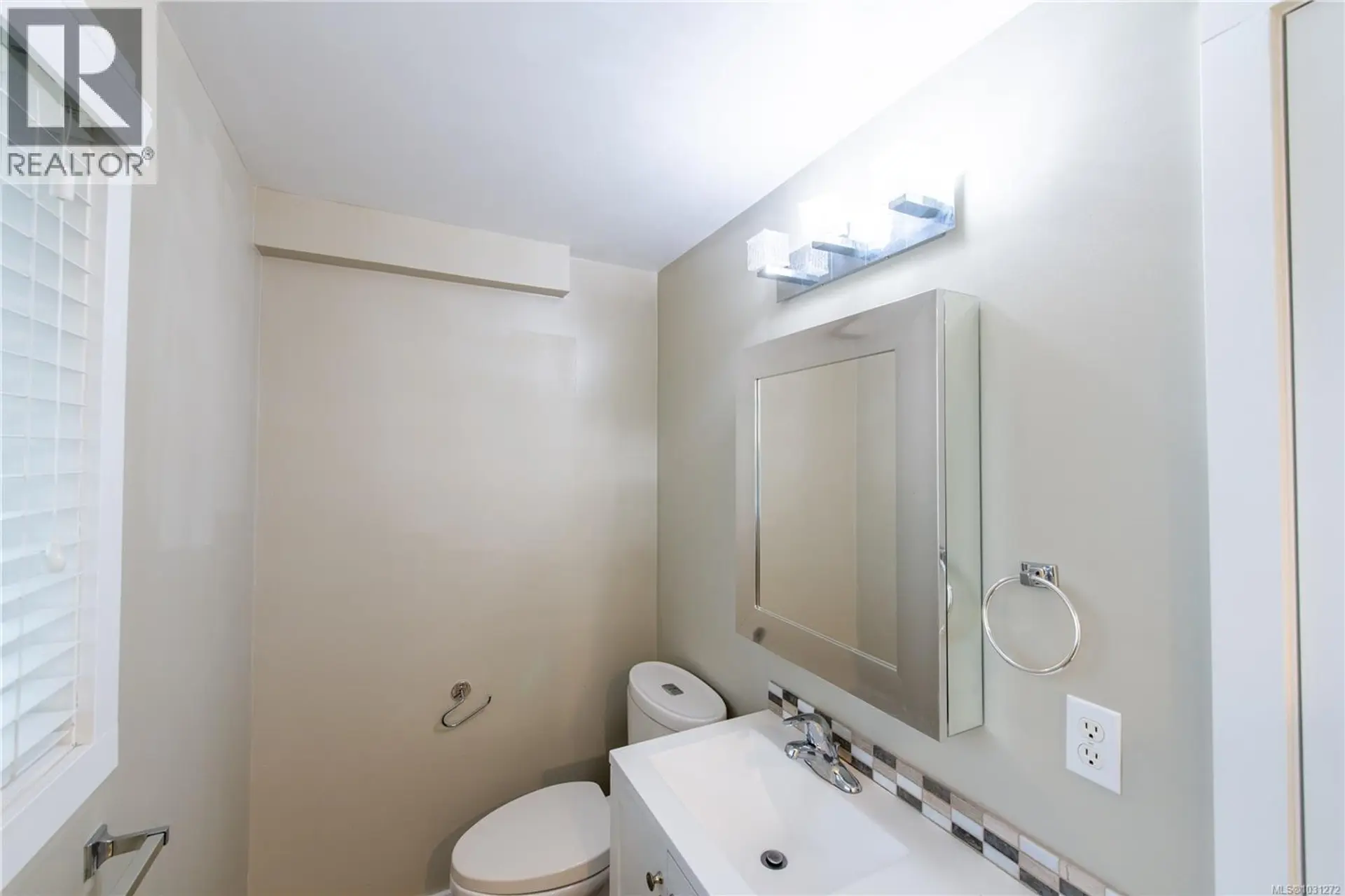 Property at 532 BOWLSBY PL, Victoria, BC