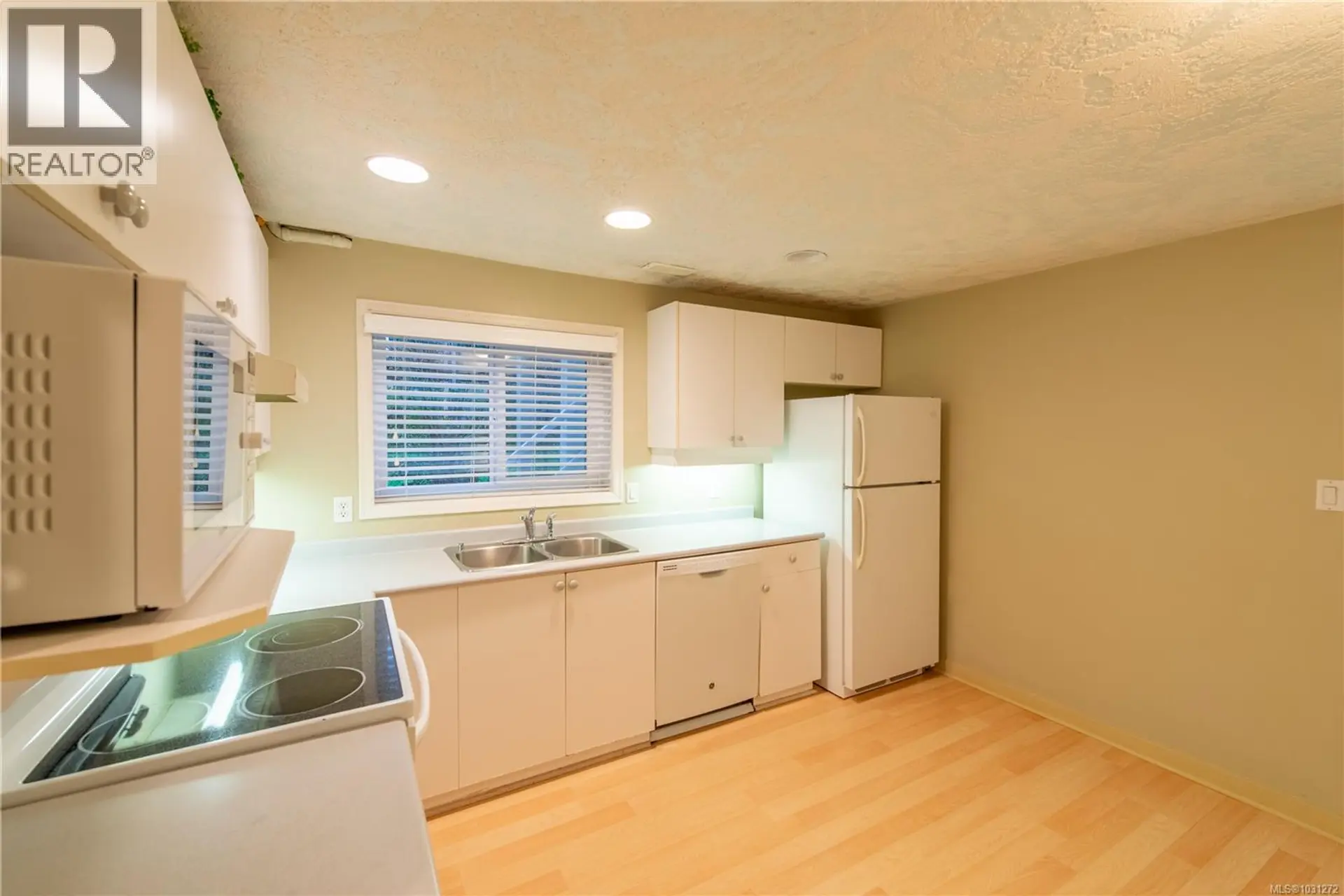 Property at 532 BOWLSBY PL, Victoria, BC