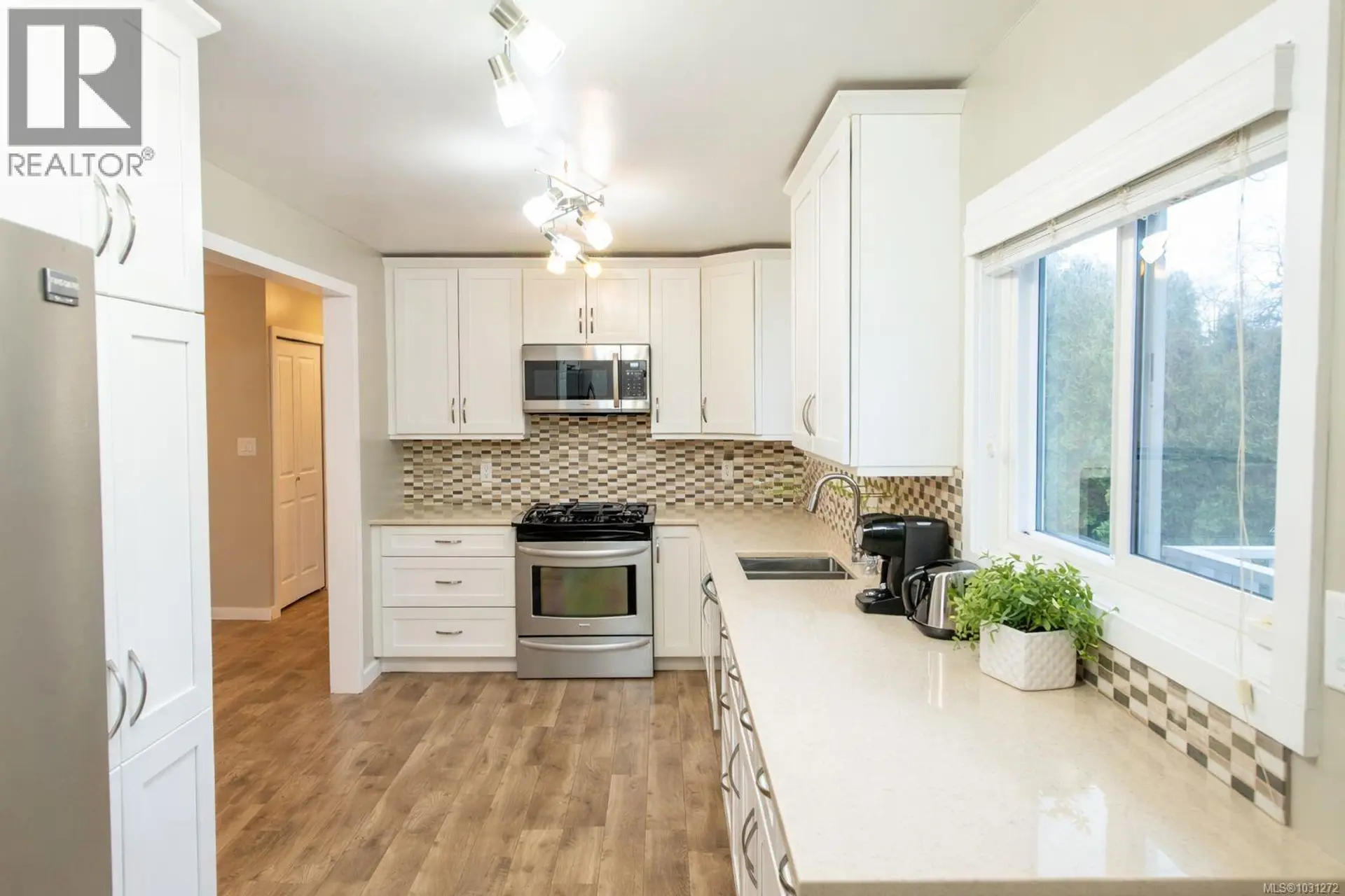 Property at 532 BOWLSBY PL, Victoria, BC