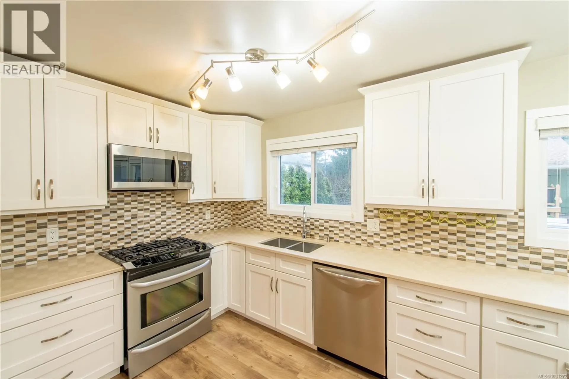 Property at 532 BOWLSBY PL, Victoria, BC