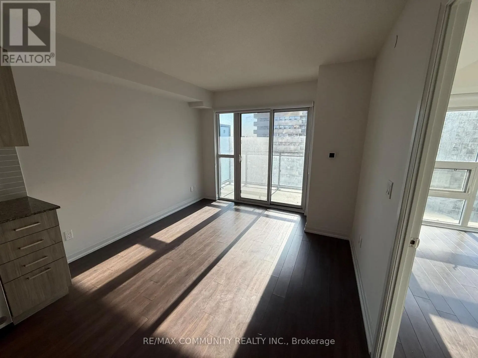 #1408 20 MEADOWGLEN PLACE - Image 2