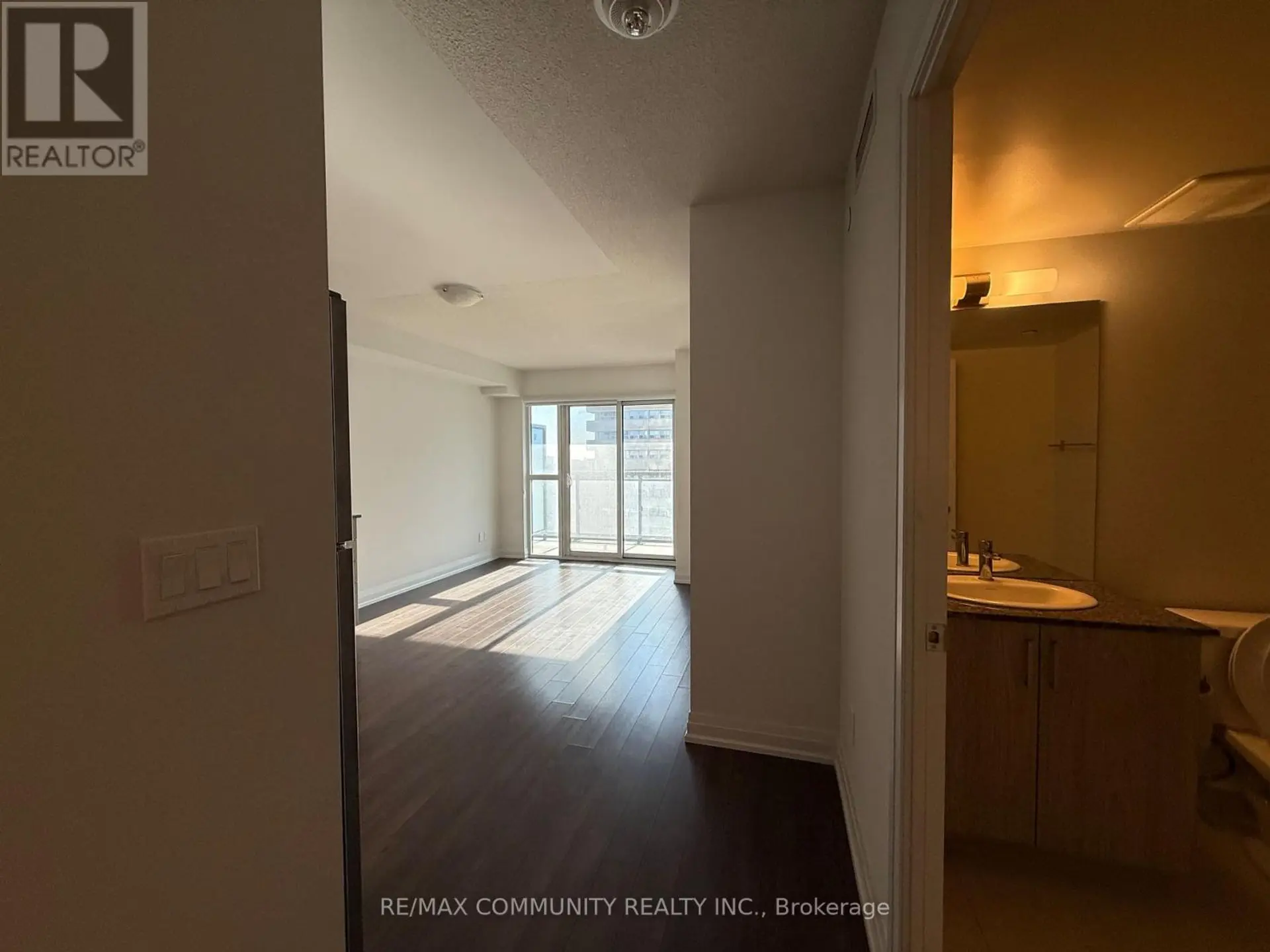 #1408 20 MEADOWGLEN PLACE - Image 9