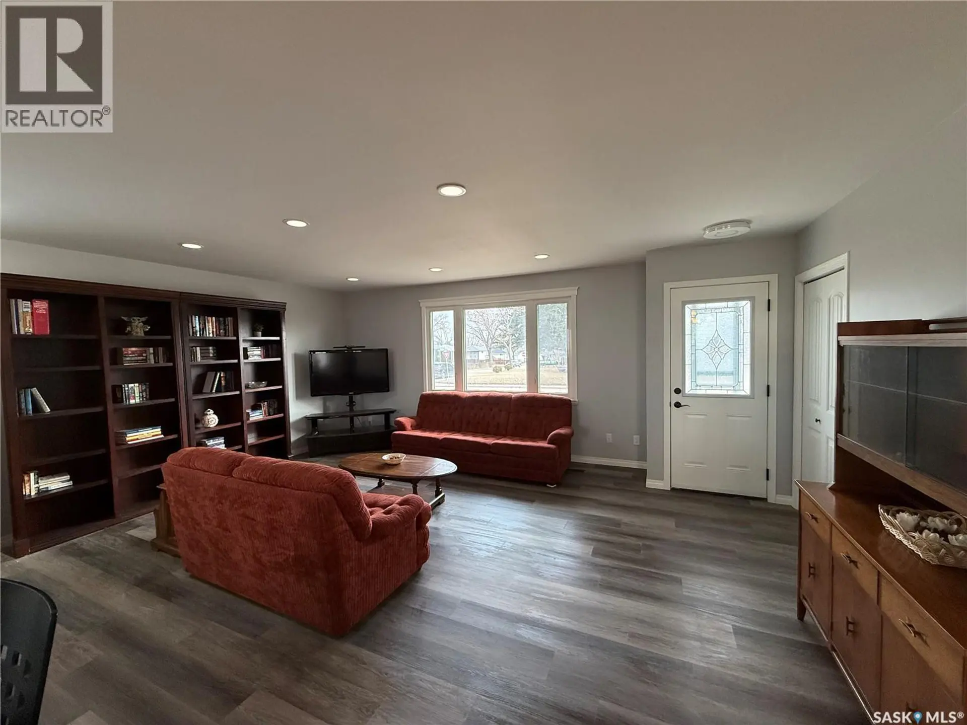 801 Lorne STREET W - Image 2