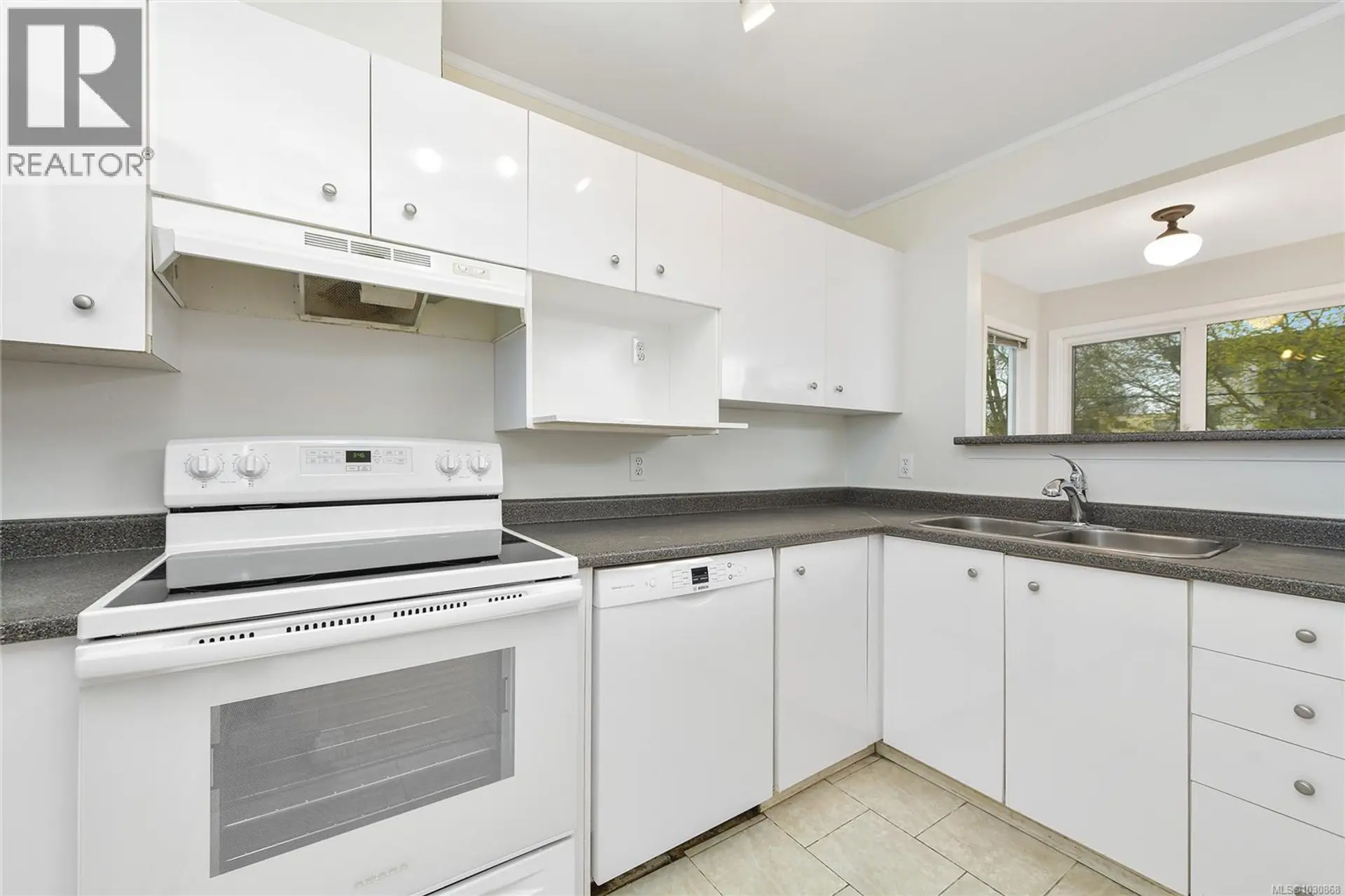 Property at #202 2647 GRAHAM ST, Victoria, BC