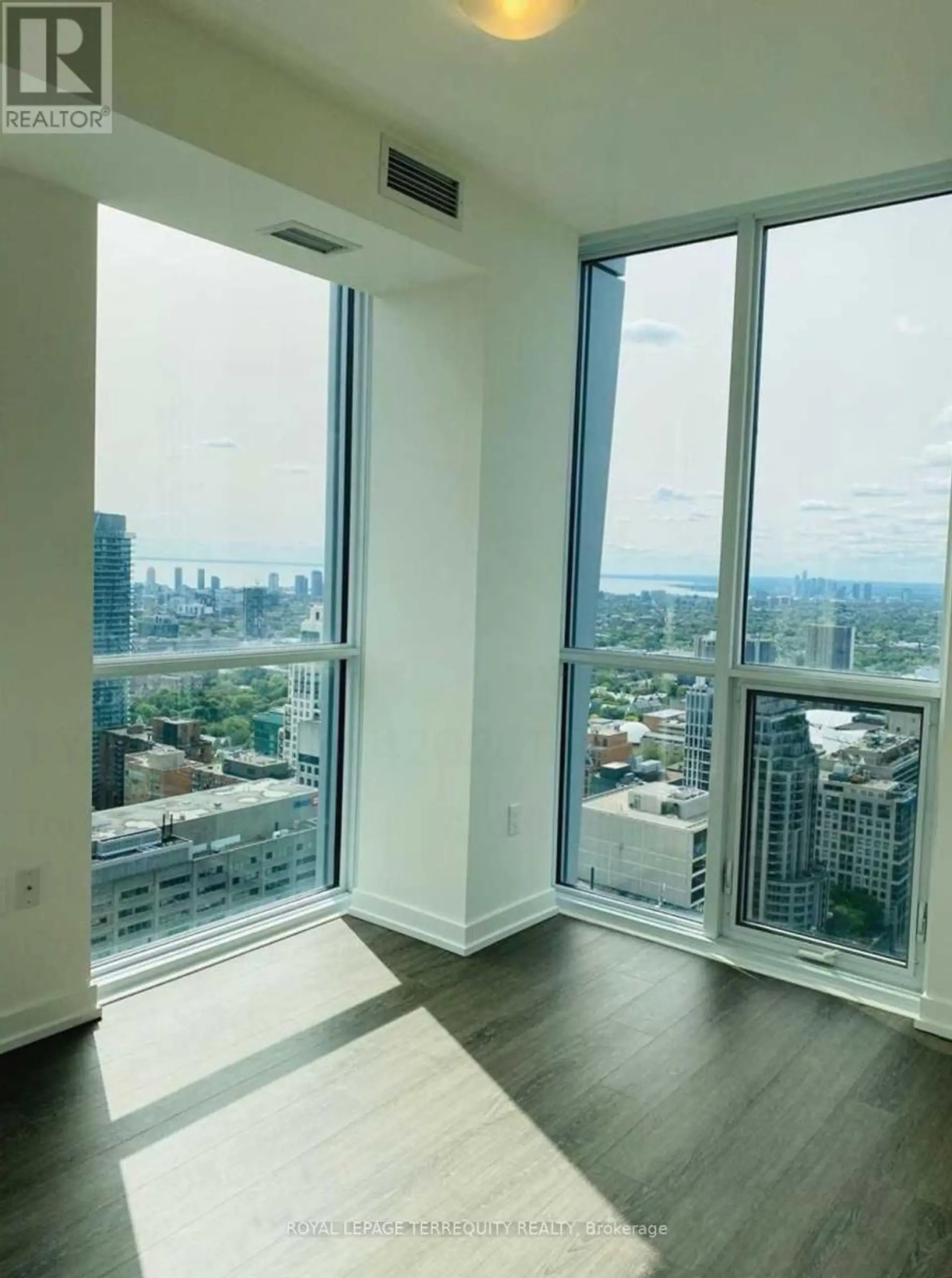 #4202 1 YORKVILLE AVENUE - Image 4