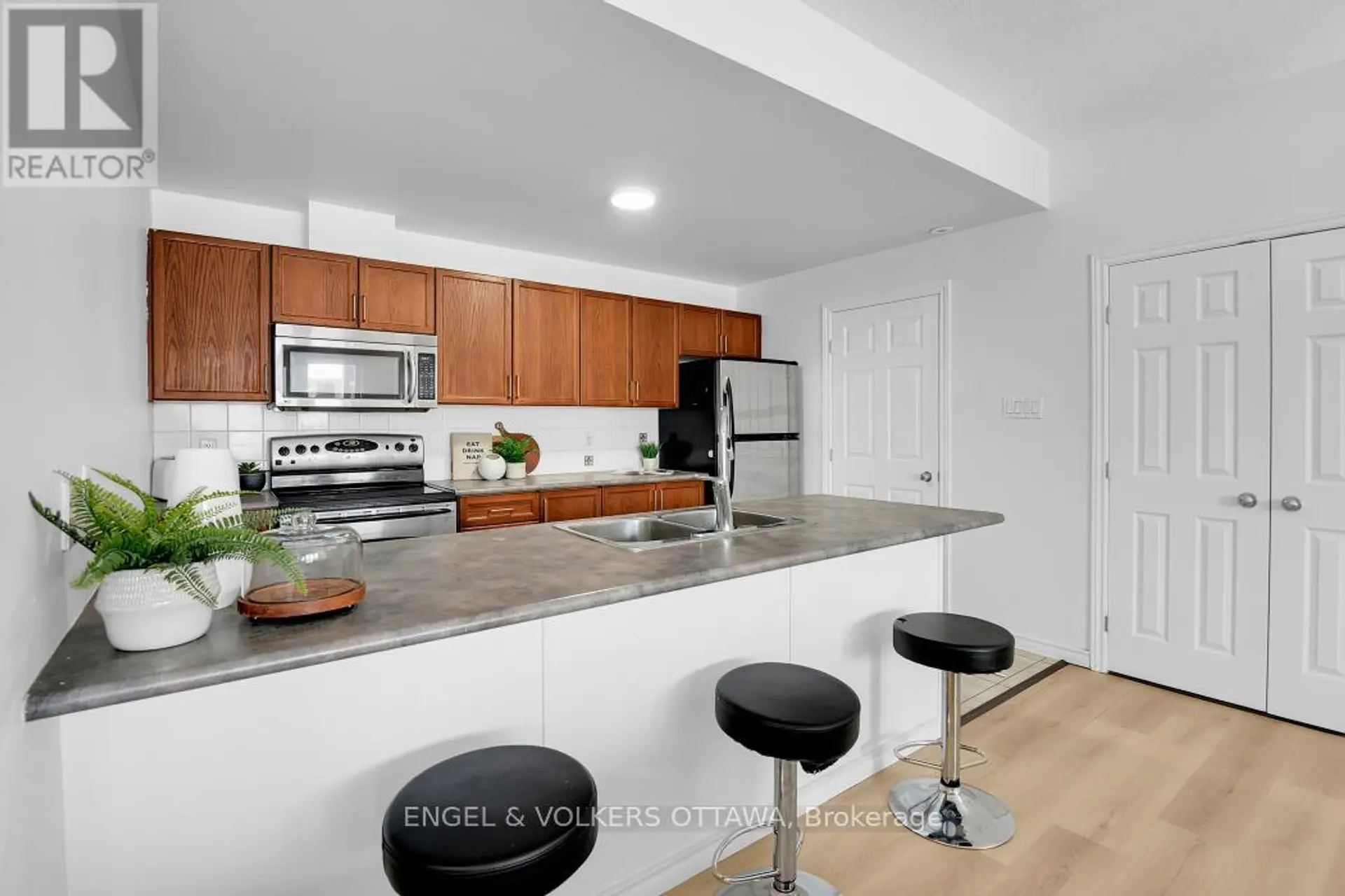 #5 165 WATERBRIDGE DRIVE - Image 6