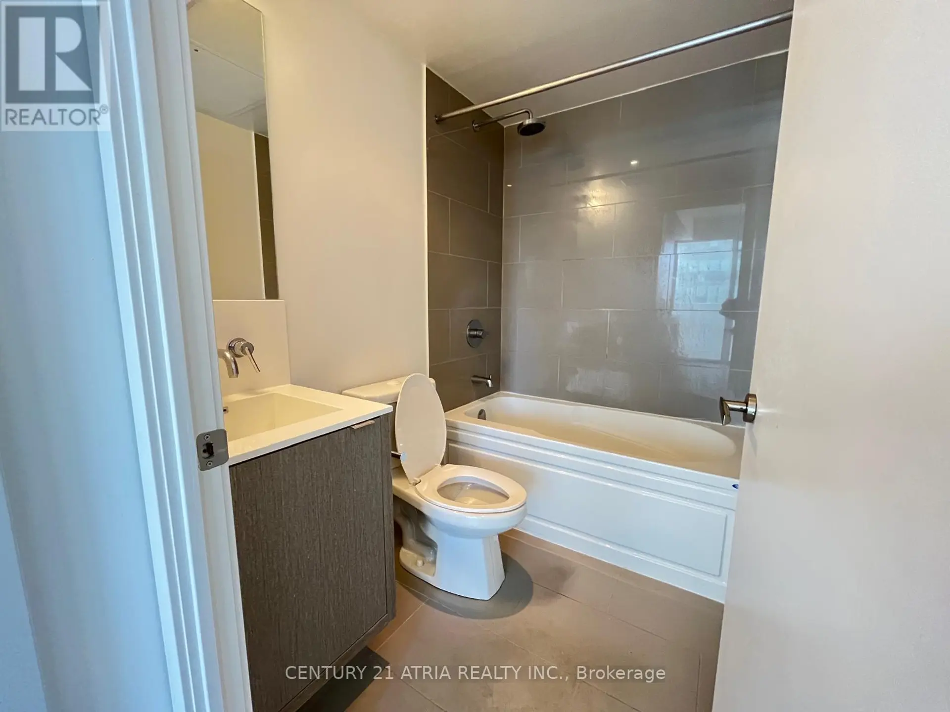 #3611 88 HARBOUR STREET - Image 5