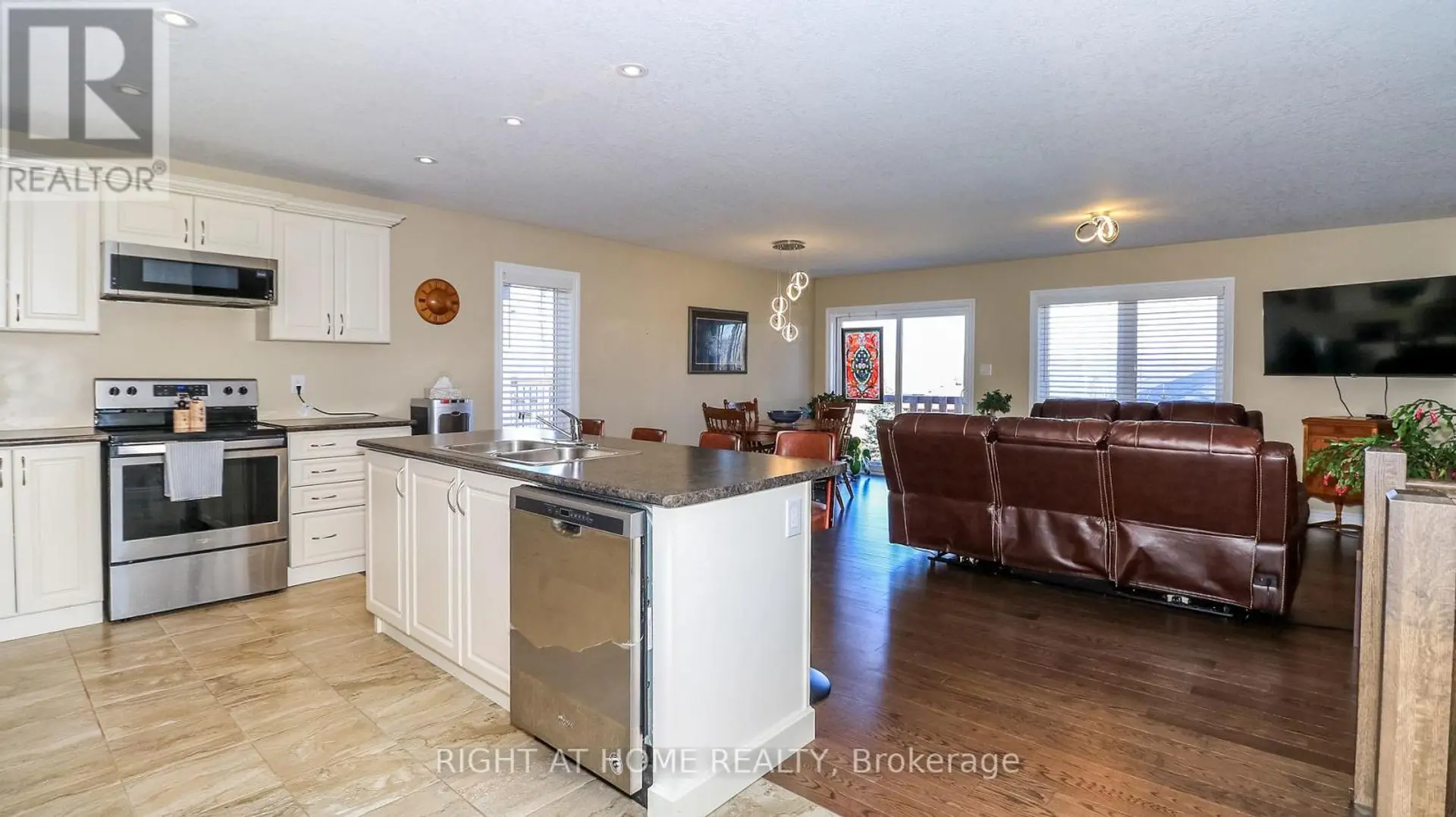 28 HUNTER AVENUE - Image 4