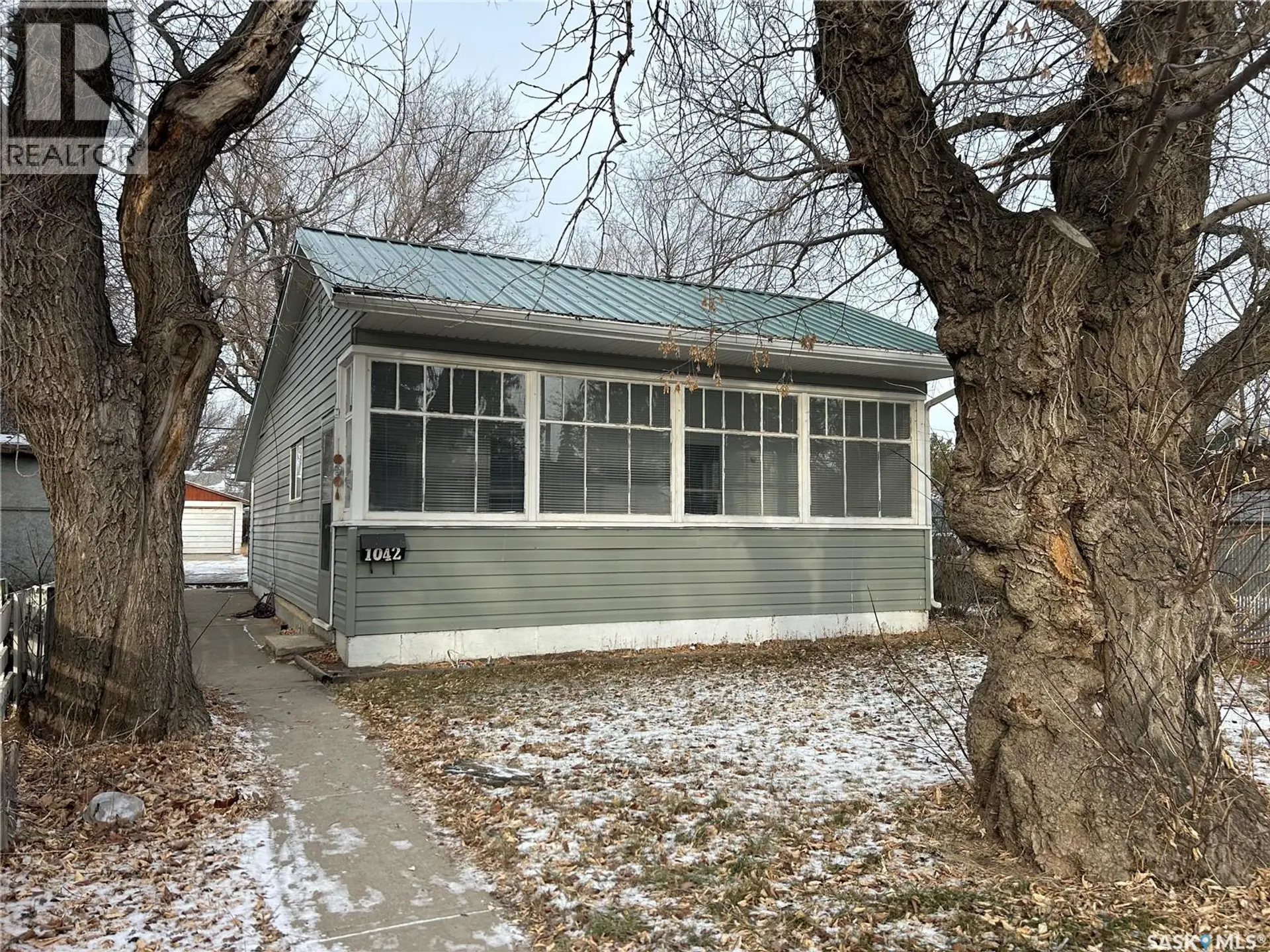 Property at 1042 COTEAU STREET W, Moose Jaw, SK