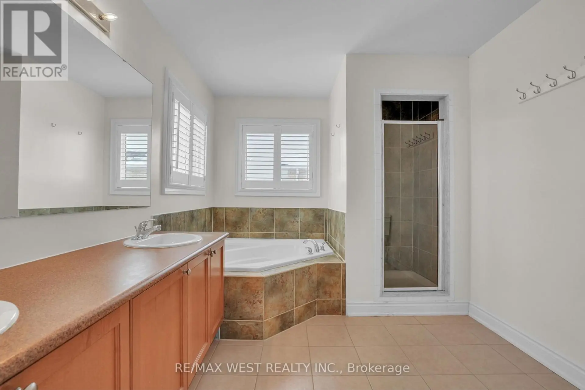 146 SANDRINGHAM DRIVE - Image 10