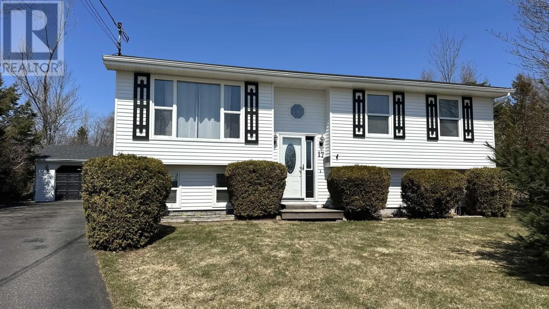 17 MENLOW COURT - Image 1