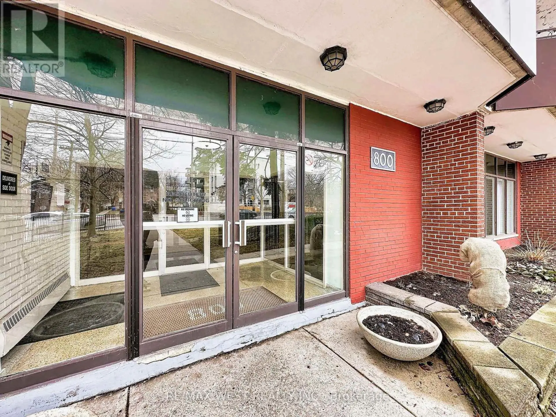 #206 800 KENNEDY ROAD - Image 1