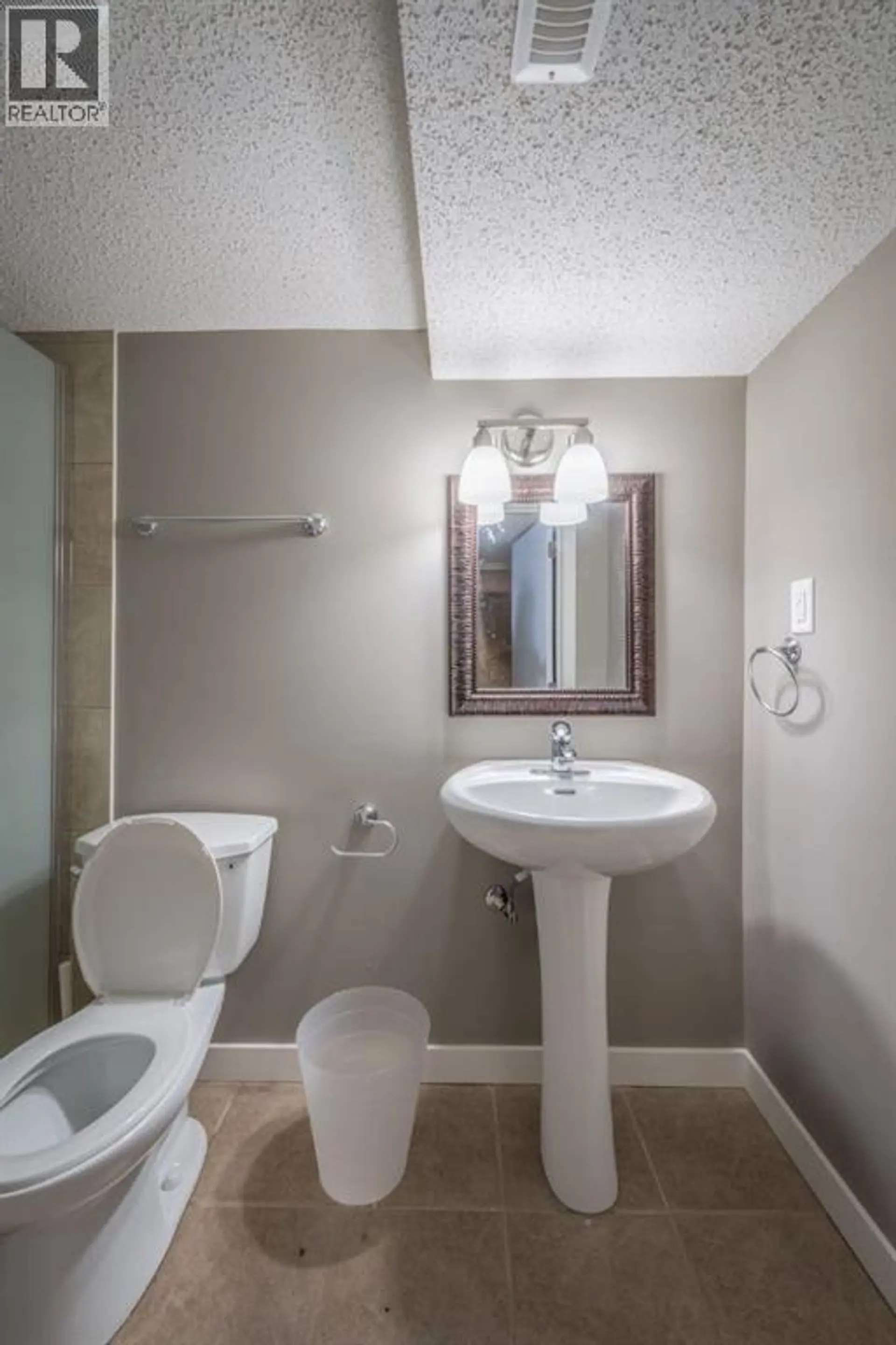 Property at 206 15 AVENUE NE, Calgary, AB