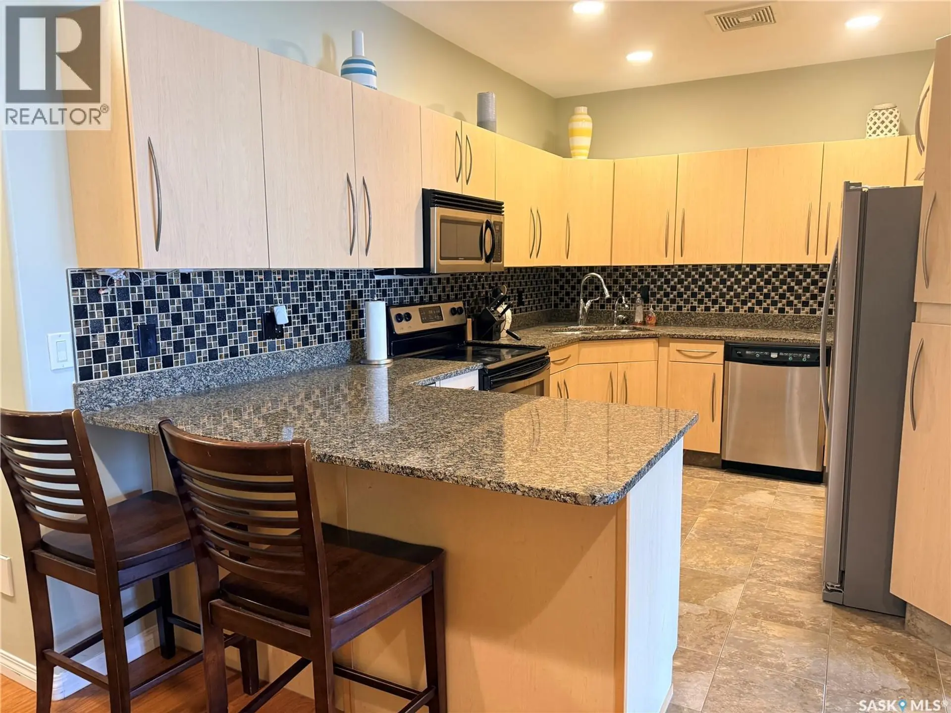 #1207 1901 Victoria AVENUE - Image 3