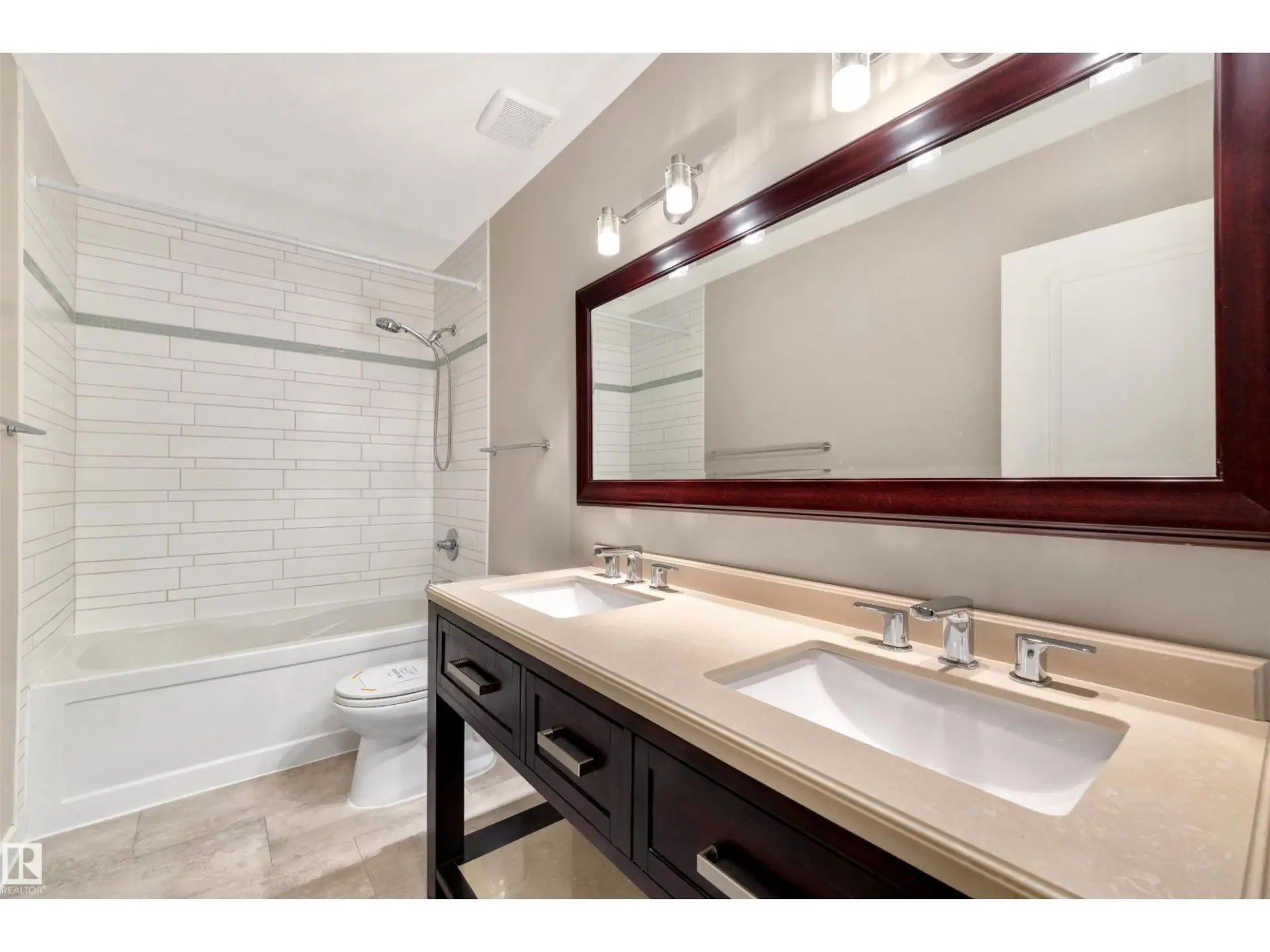 #32 10015 83 AV NW - Image 8