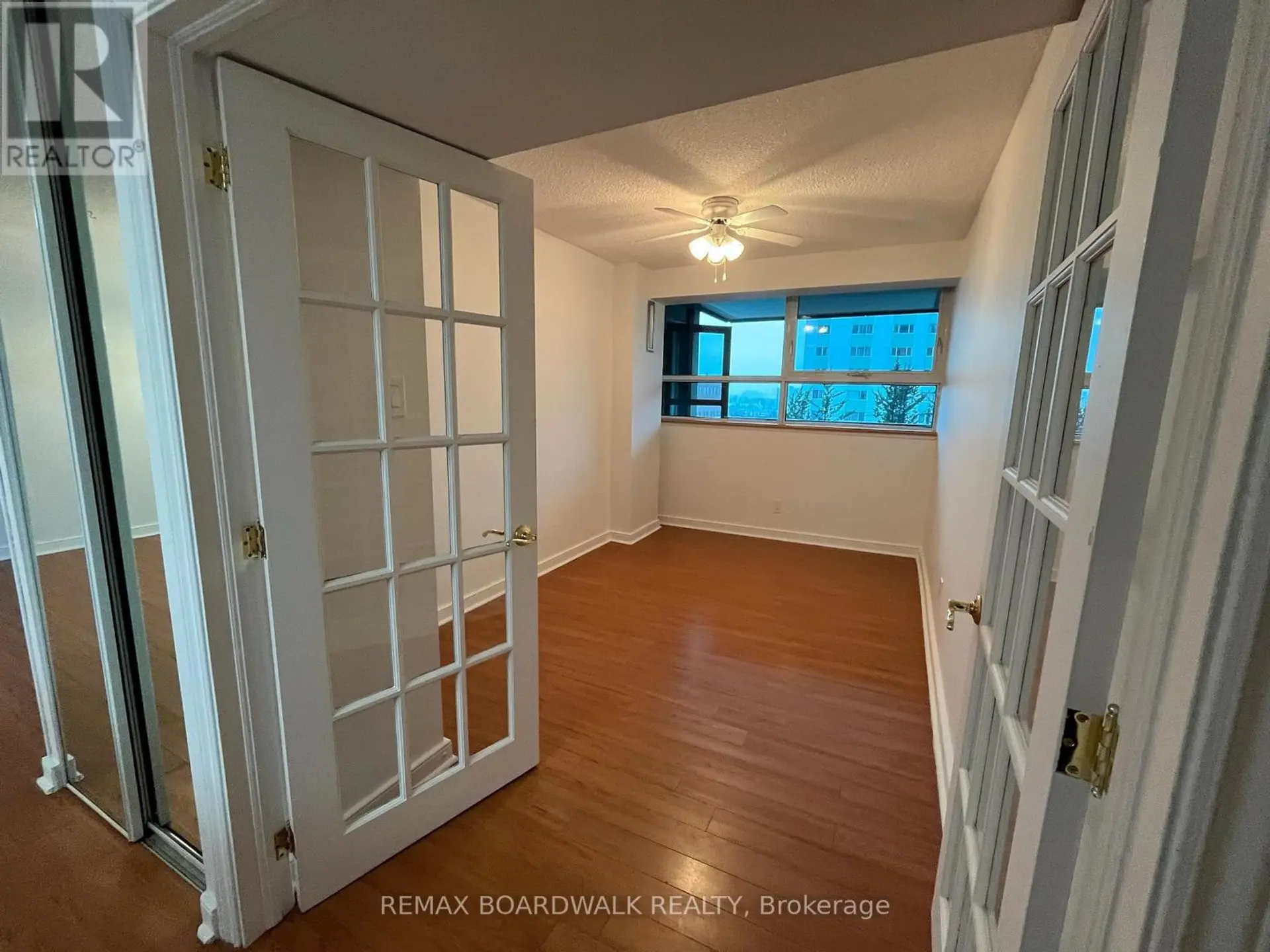 #403 555 BRITTANY DRIVE - Image 12