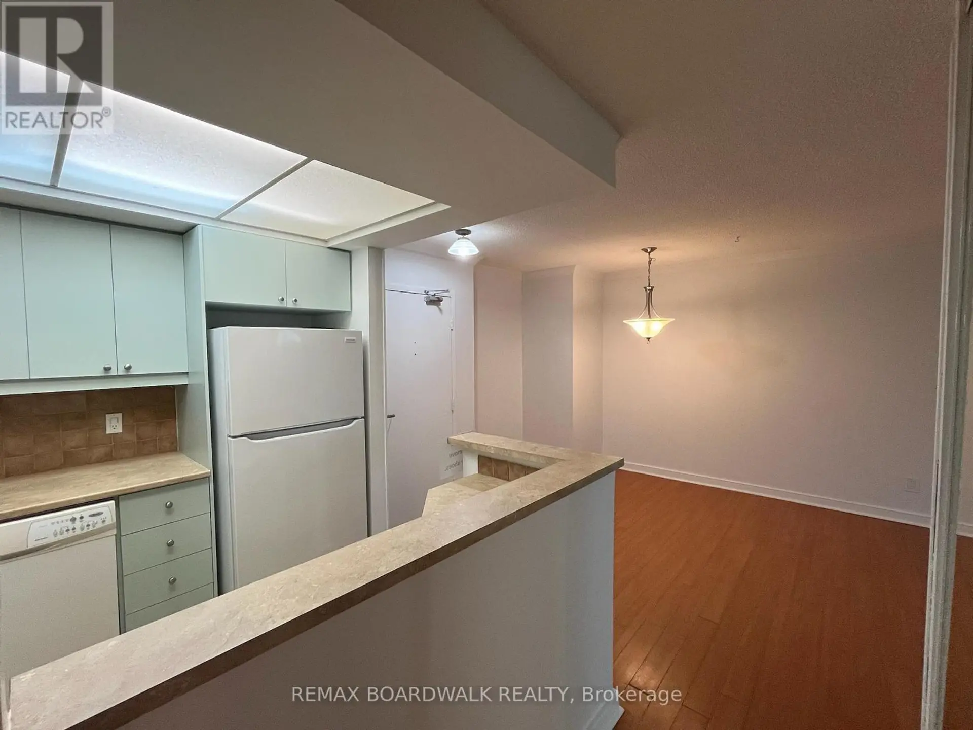 #403 555 BRITTANY DRIVE - Image 4