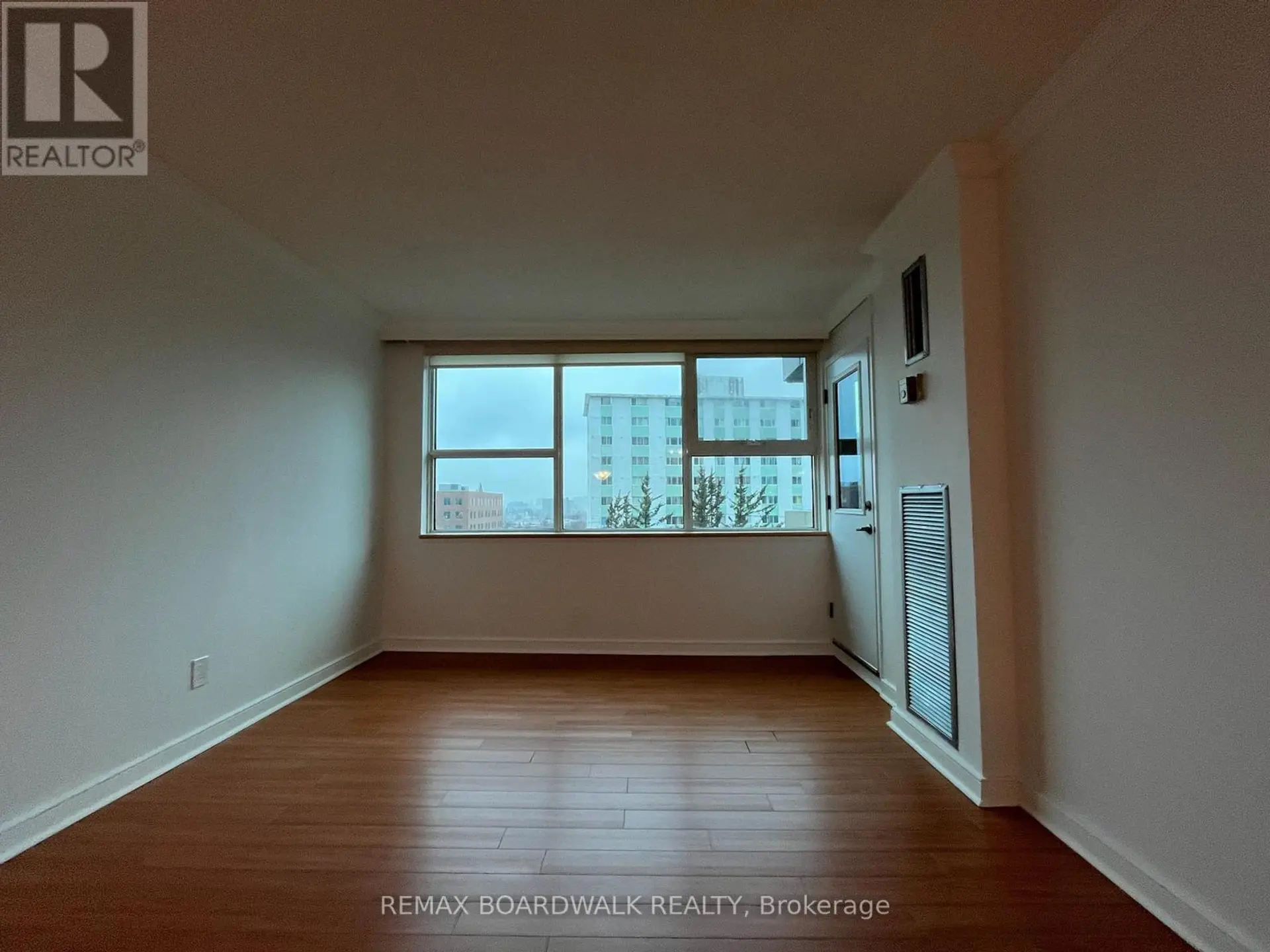 #403 555 BRITTANY DRIVE - Image 7