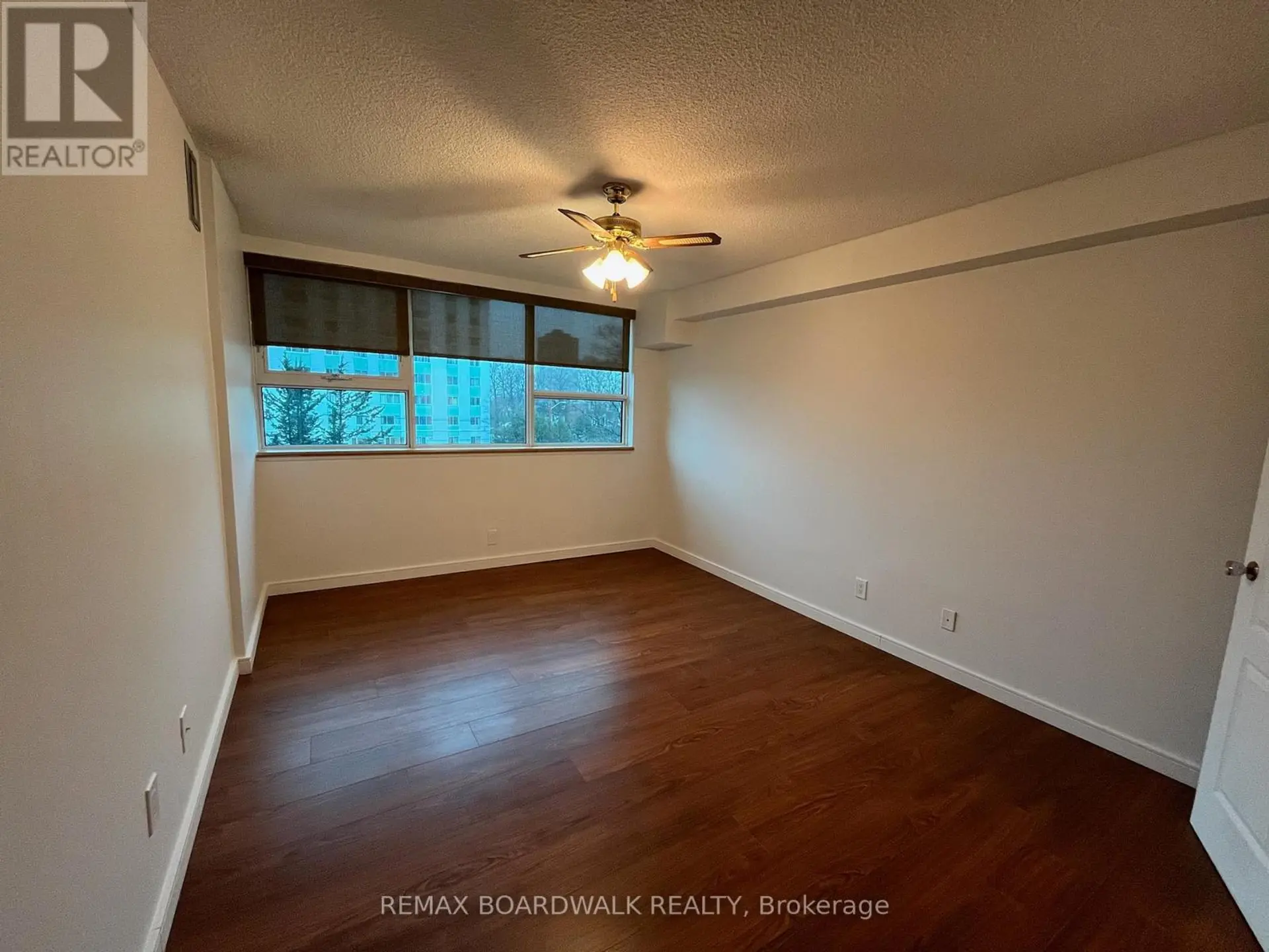 #403 555 BRITTANY DRIVE - Image 8