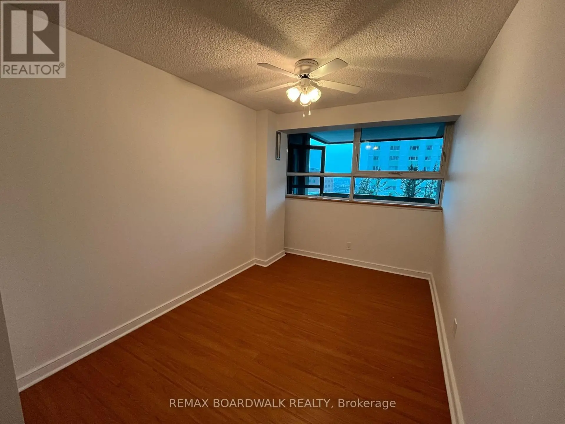#403 555 BRITTANY DRIVE - Image 9