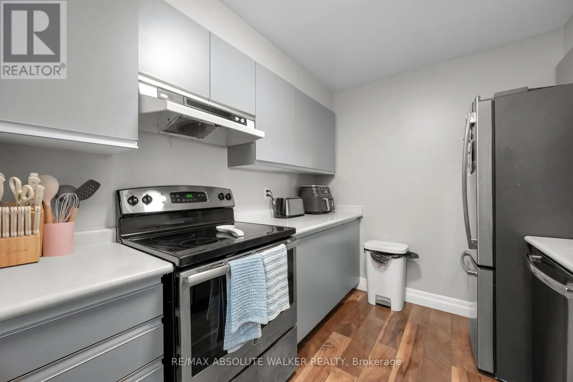 #318 250 BRITTANY DRIVE - Image 9