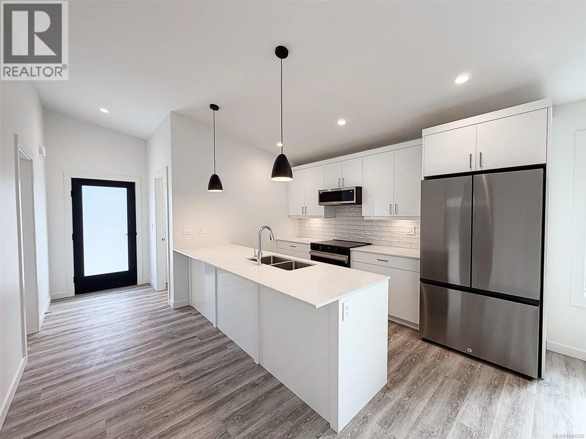 #35 3025 ROYSTON RD - Image 6