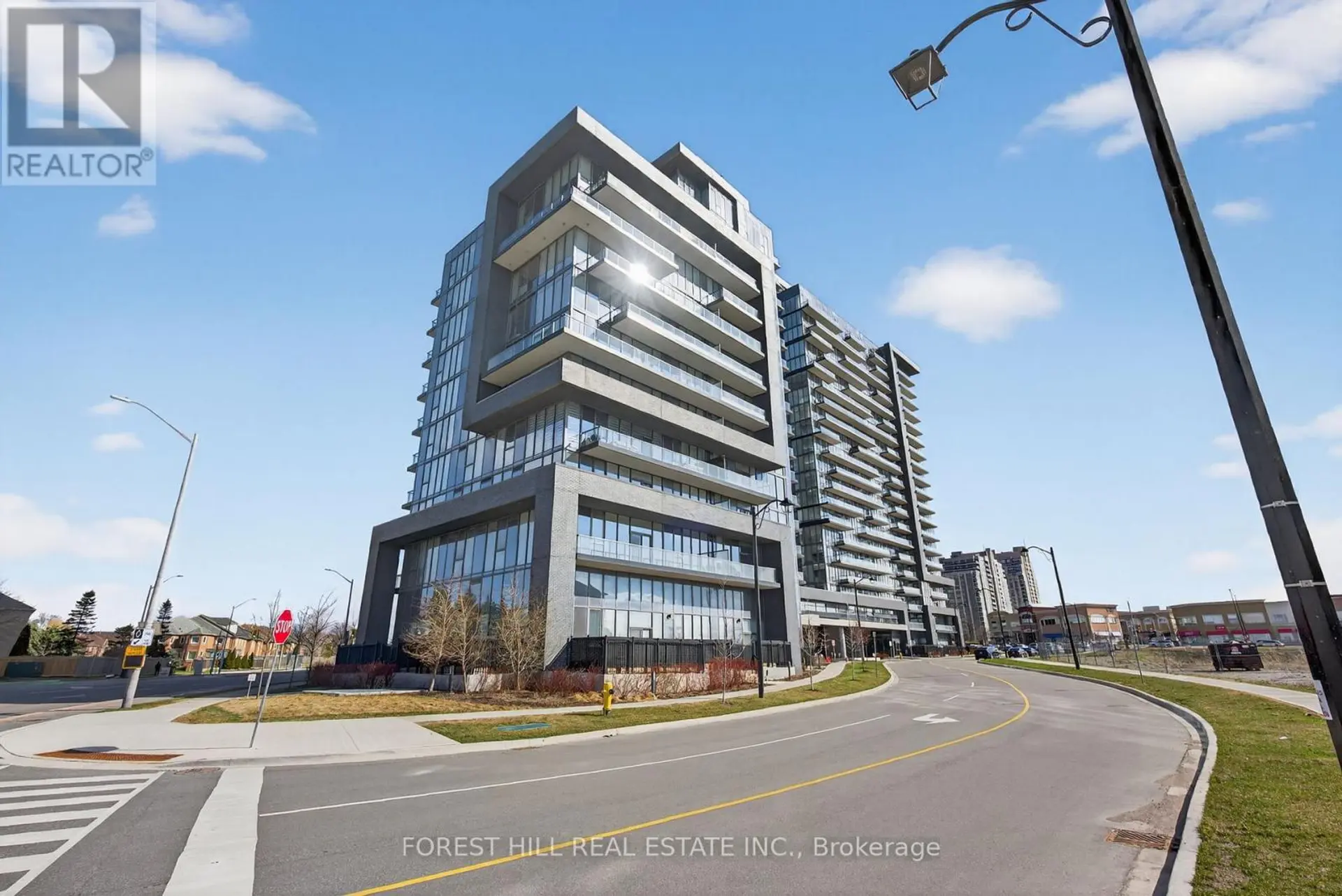 #208 10 GATINEAU DRIVE - Image 1
