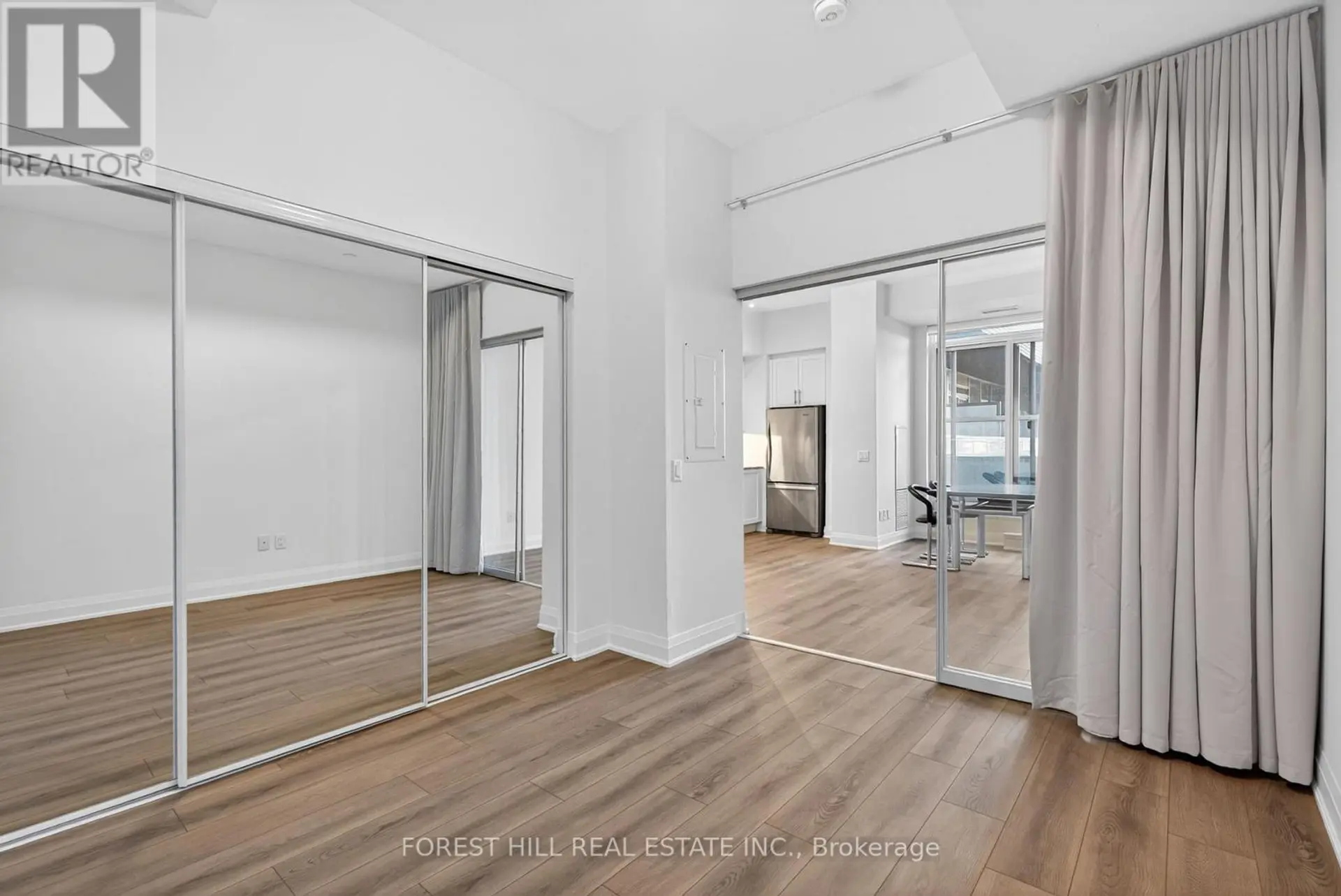 #208 10 GATINEAU DRIVE - Image 14
