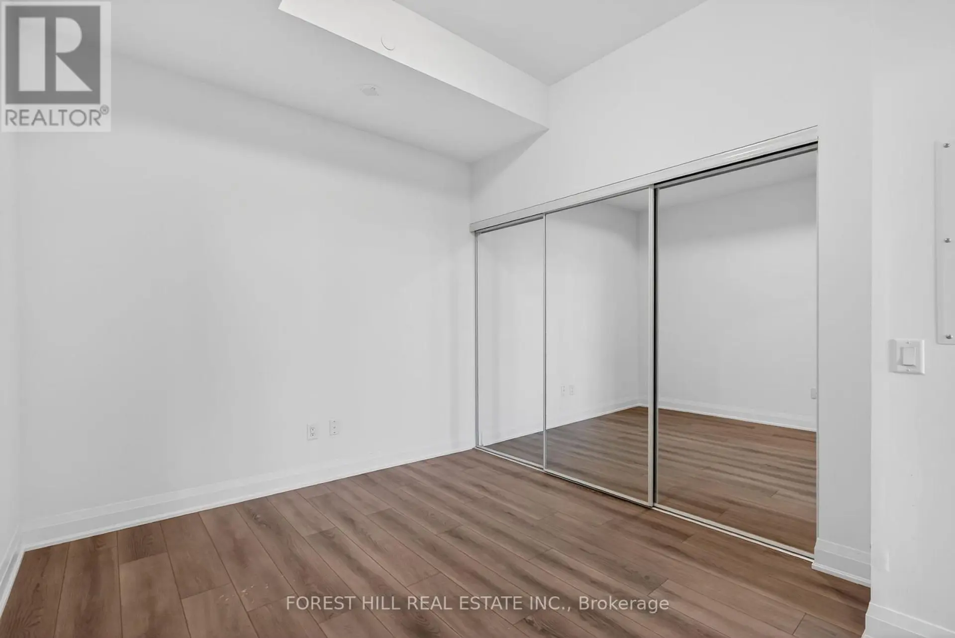 #208 10 GATINEAU DRIVE - Image 15