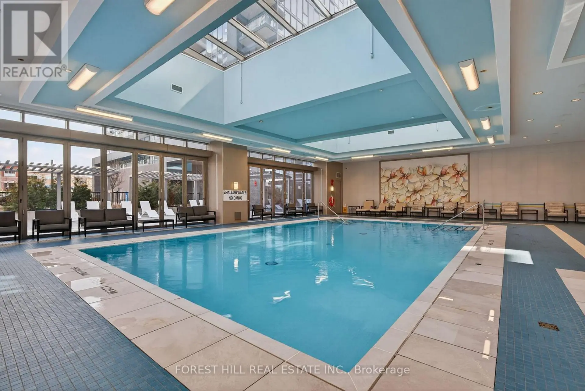 #208 10 GATINEAU DRIVE - Image 2