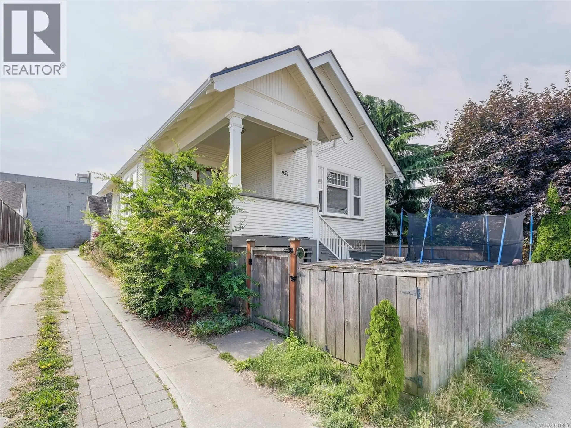 Property at 951 CALEDONIA AVE, Victoria, BC