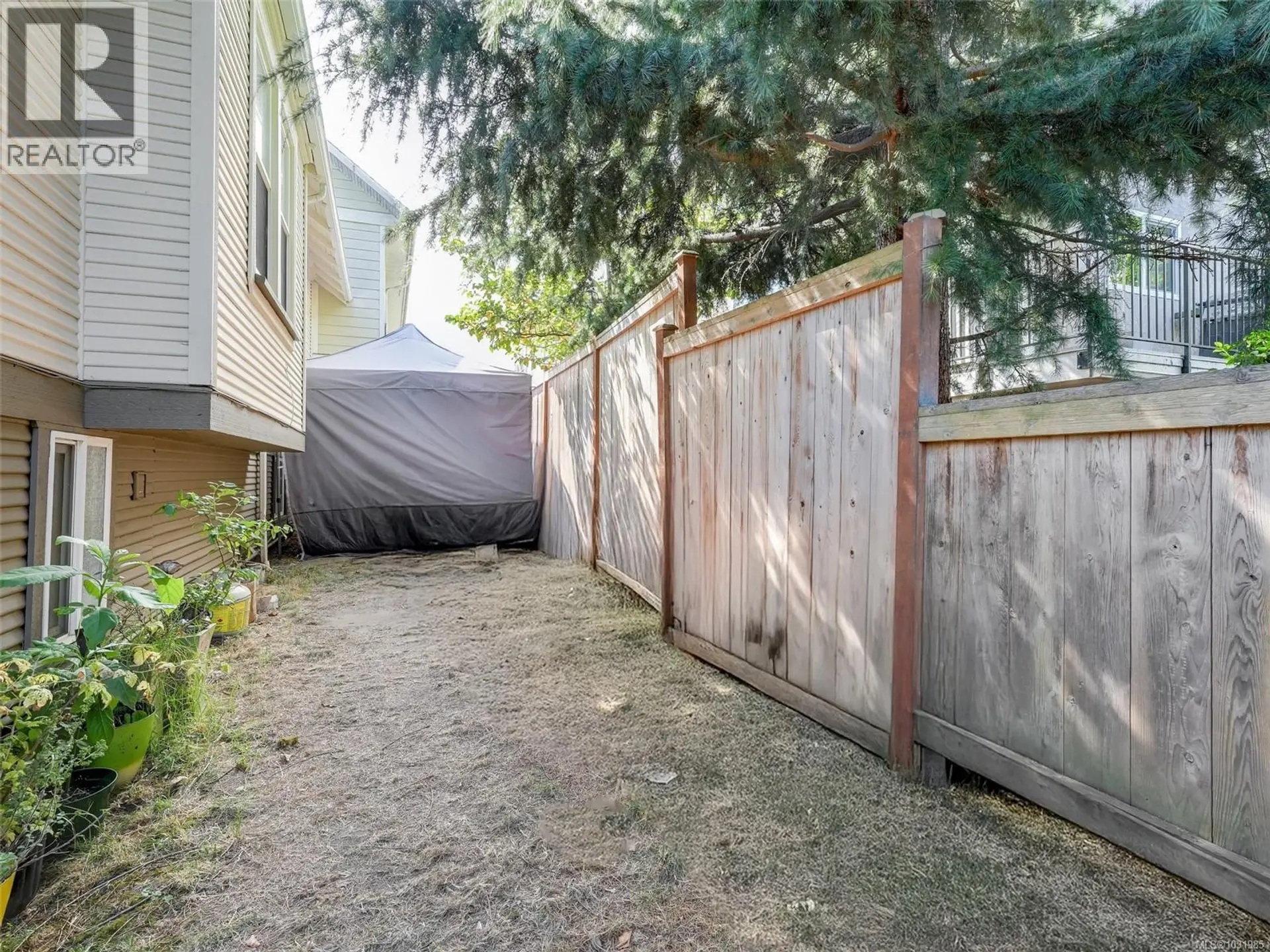 Property at 951 CALEDONIA AVE, Victoria, BC