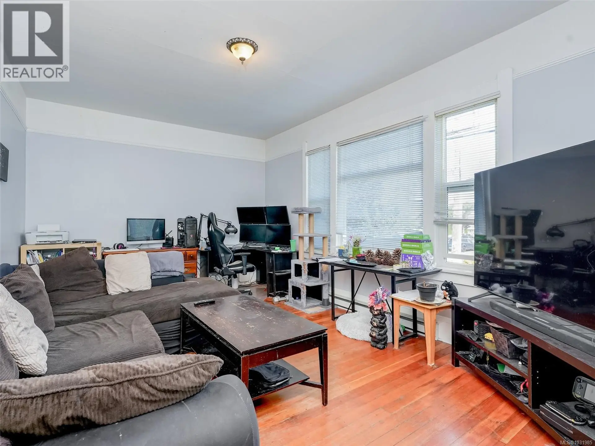 Property at 951 CALEDONIA AVE, Victoria, BC